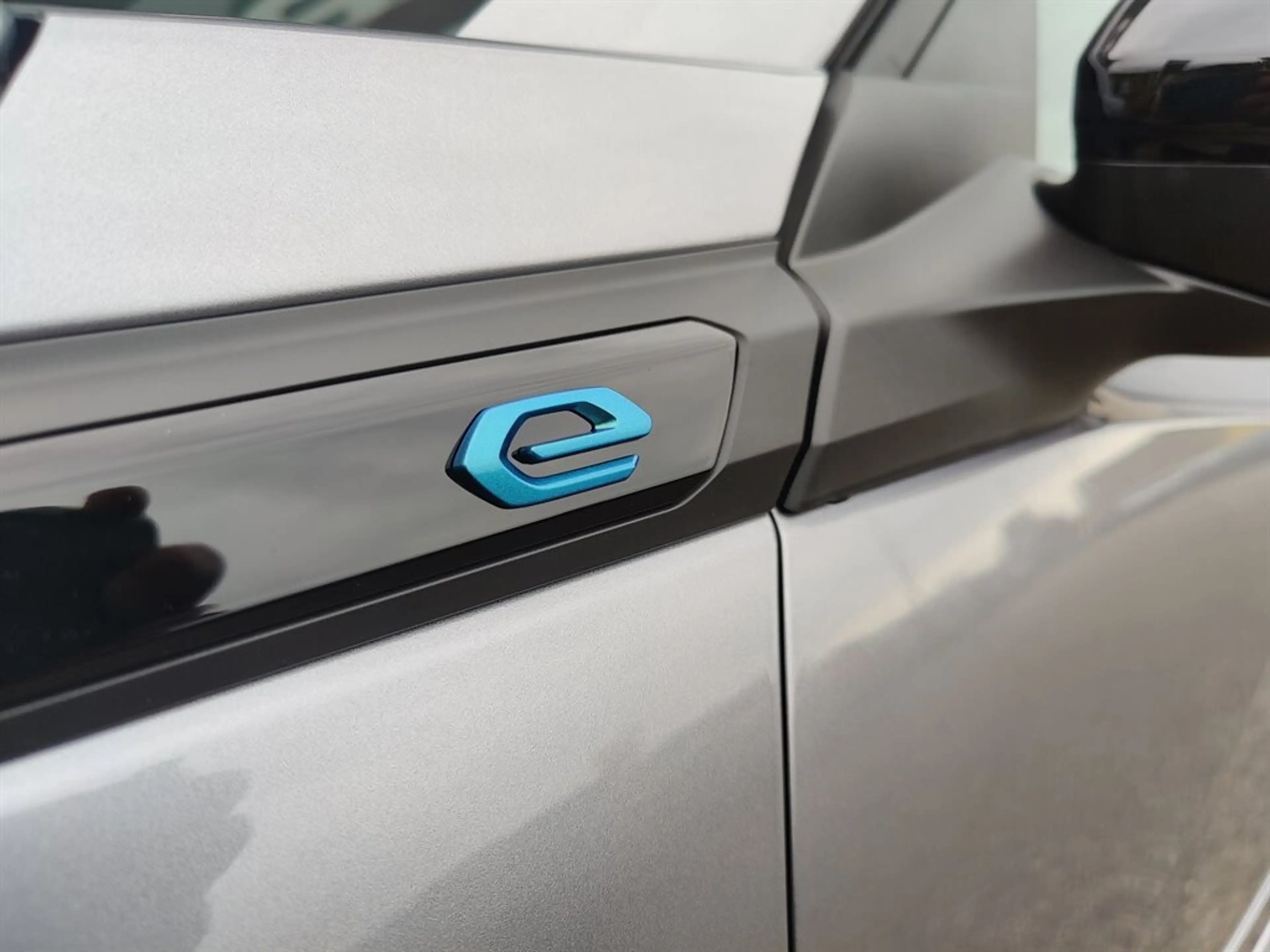 Peugeot e-2008 50kWh Allure — photo 5