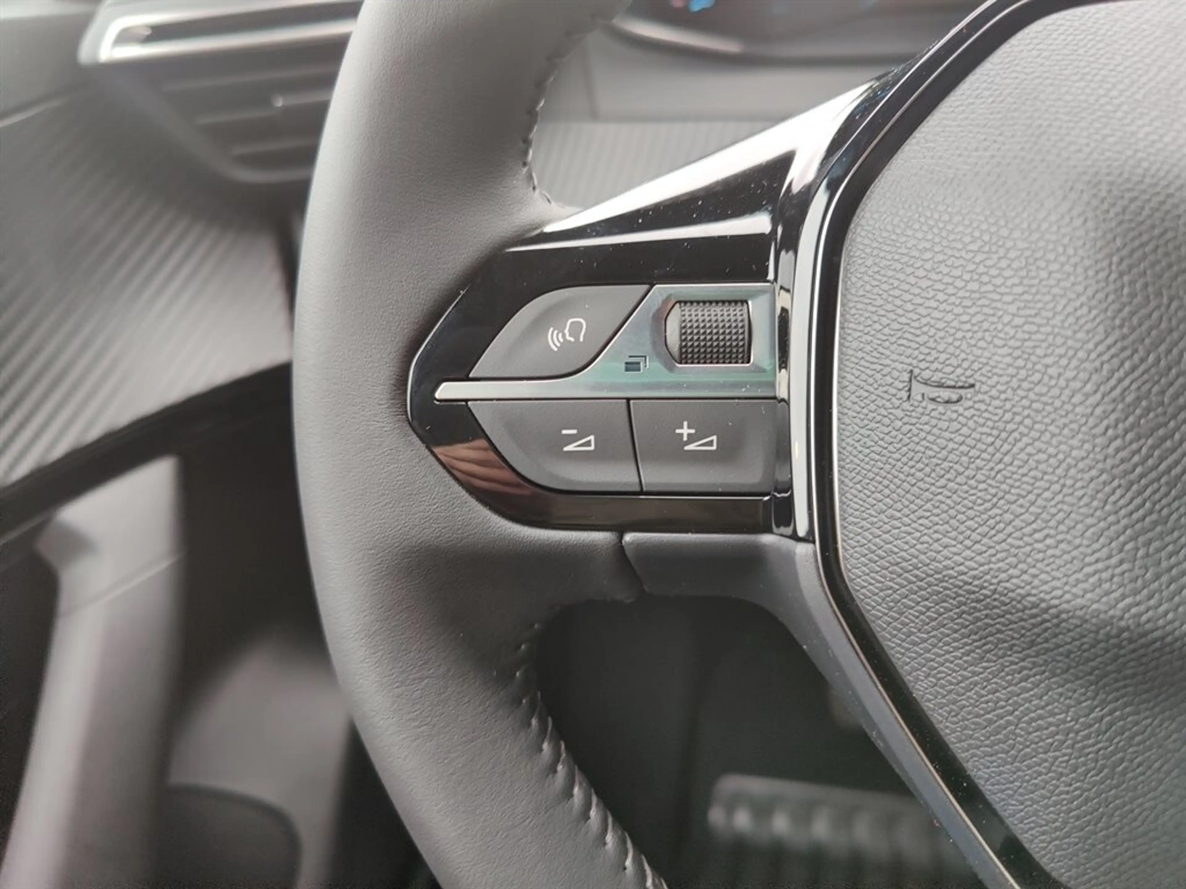 Peugeot e-2008 50kWh Allure — photo 13