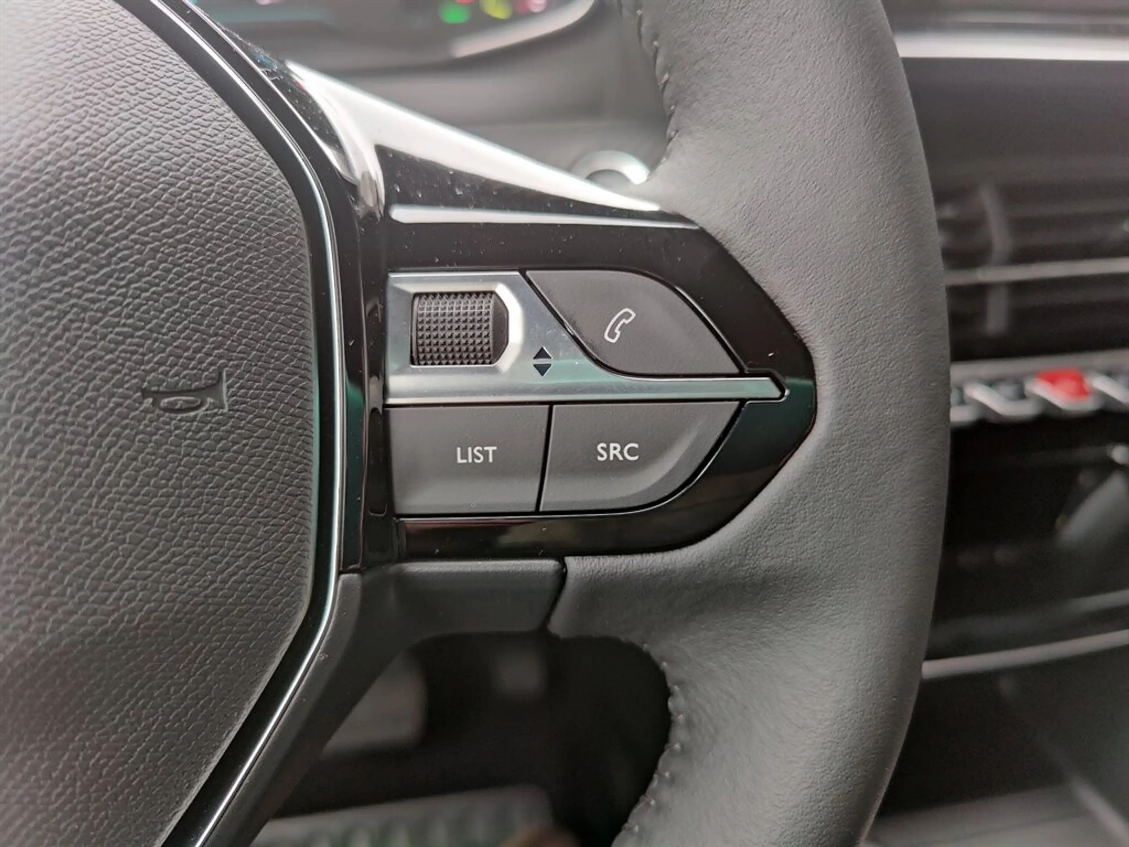 Peugeot e-2008 50kWh Allure — photo 14