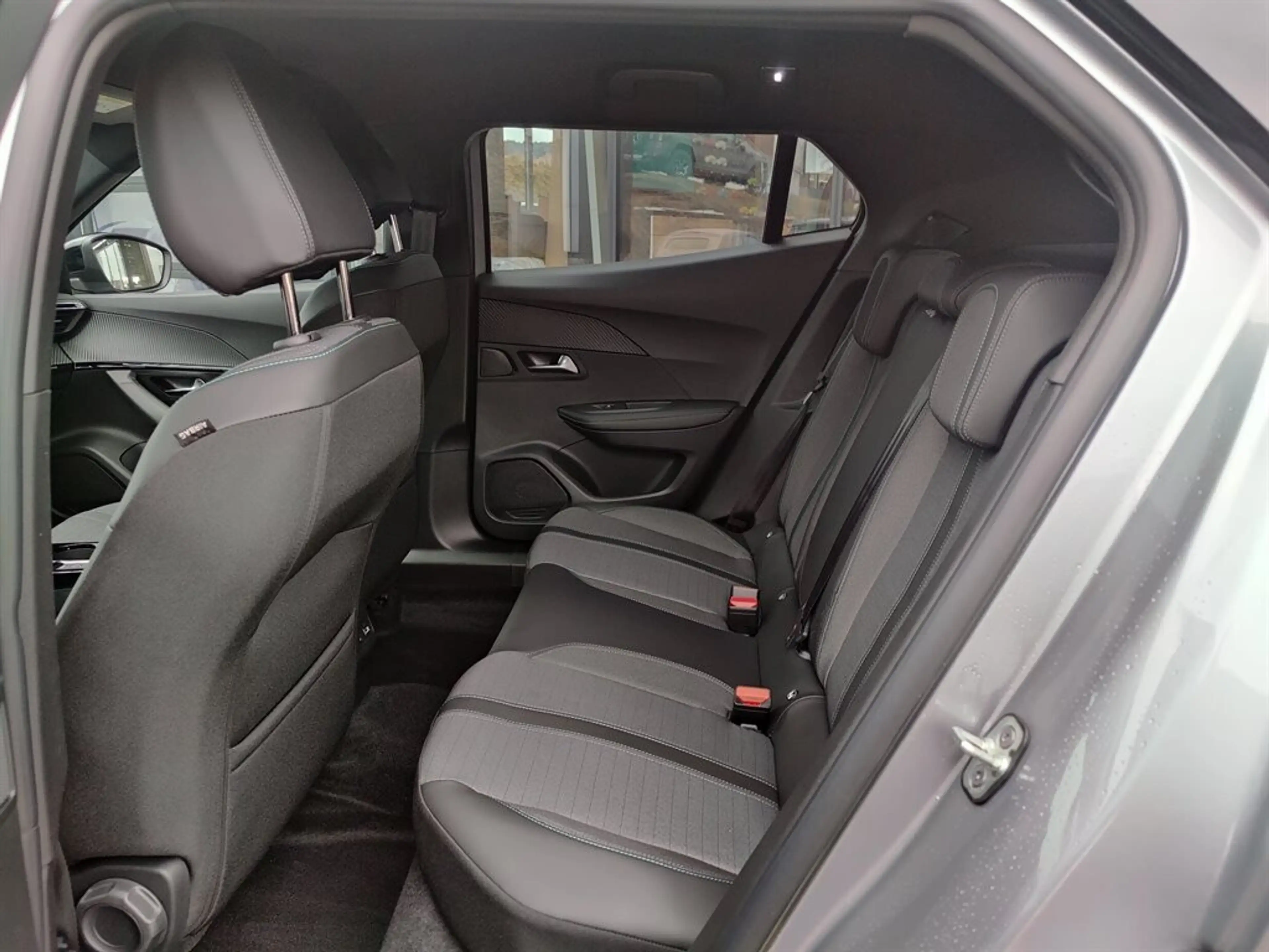 Peugeot e-2008 50kWh Allure — photo 9