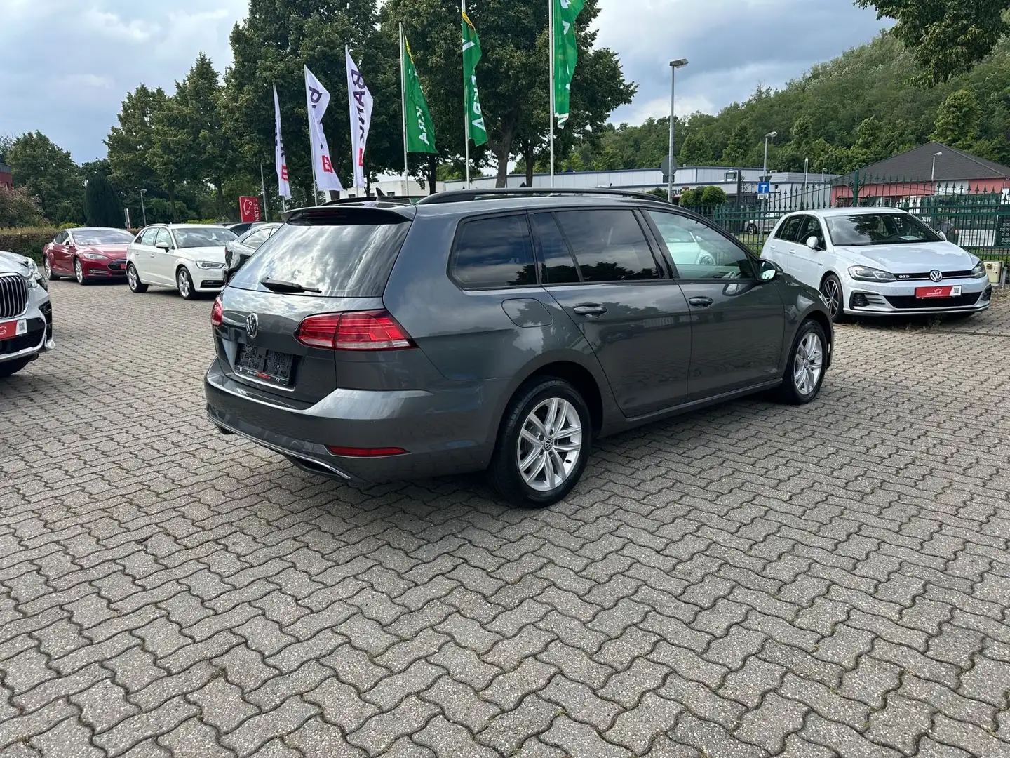 Volkswagen Golf 1.6 TDI DSG 2.Hd LED Navi ACC Standhzg PDC Gris - 2