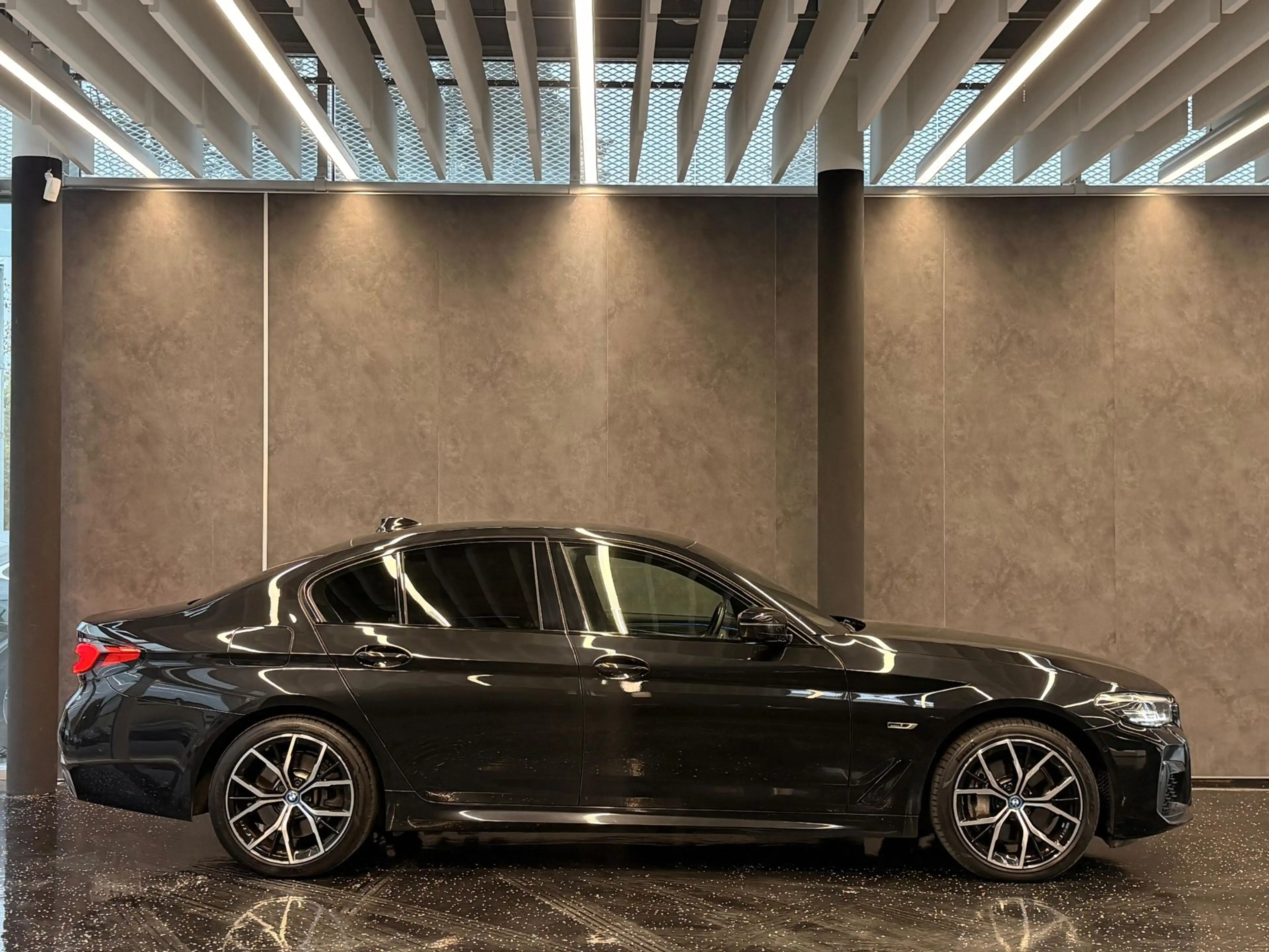 BMW 545 e PHEV xDrive M sport**M-Technic**Shadow-Line**AC — photo 5
