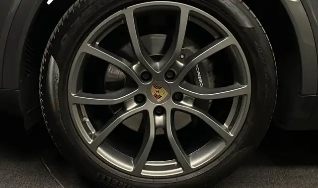 Porsche Cayenne view 9