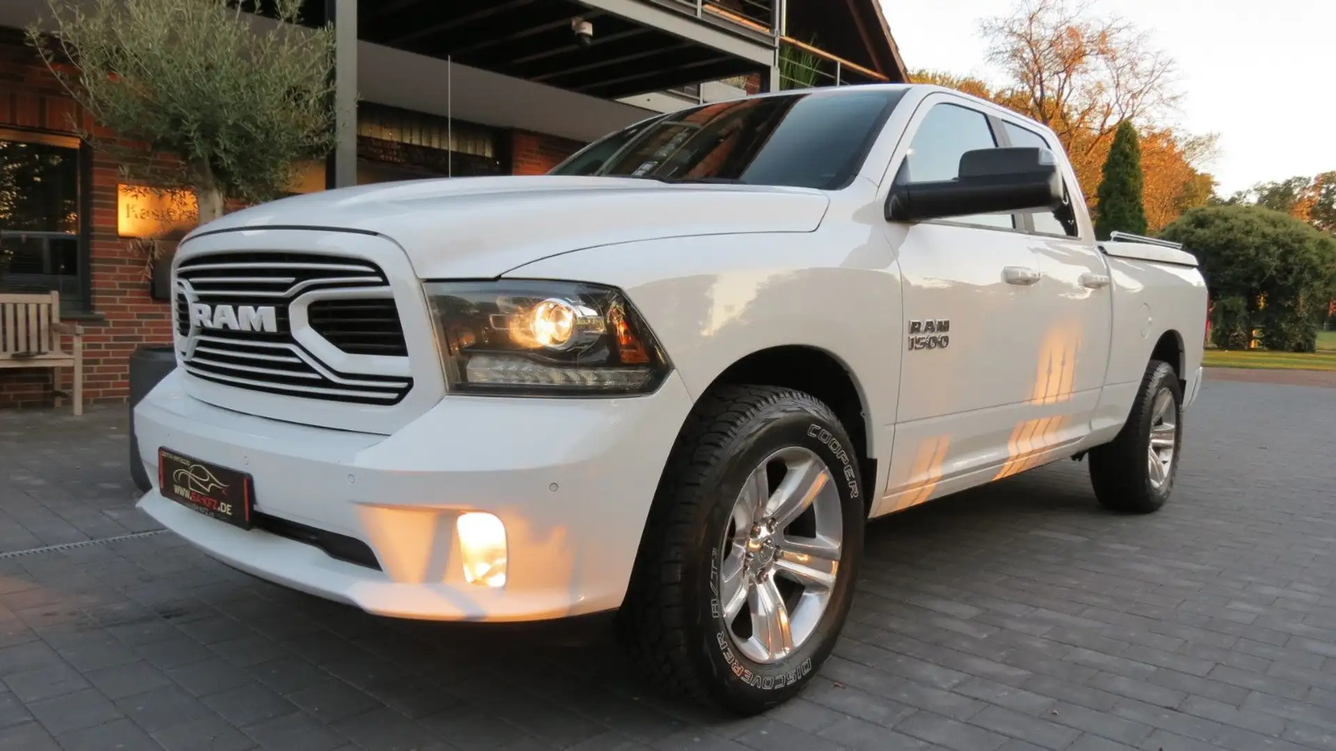 Dodge RAM -HEMI SPORT/5,7V8/ALLRAD/QUADCAB/AHK/MWST Blanc - 1
