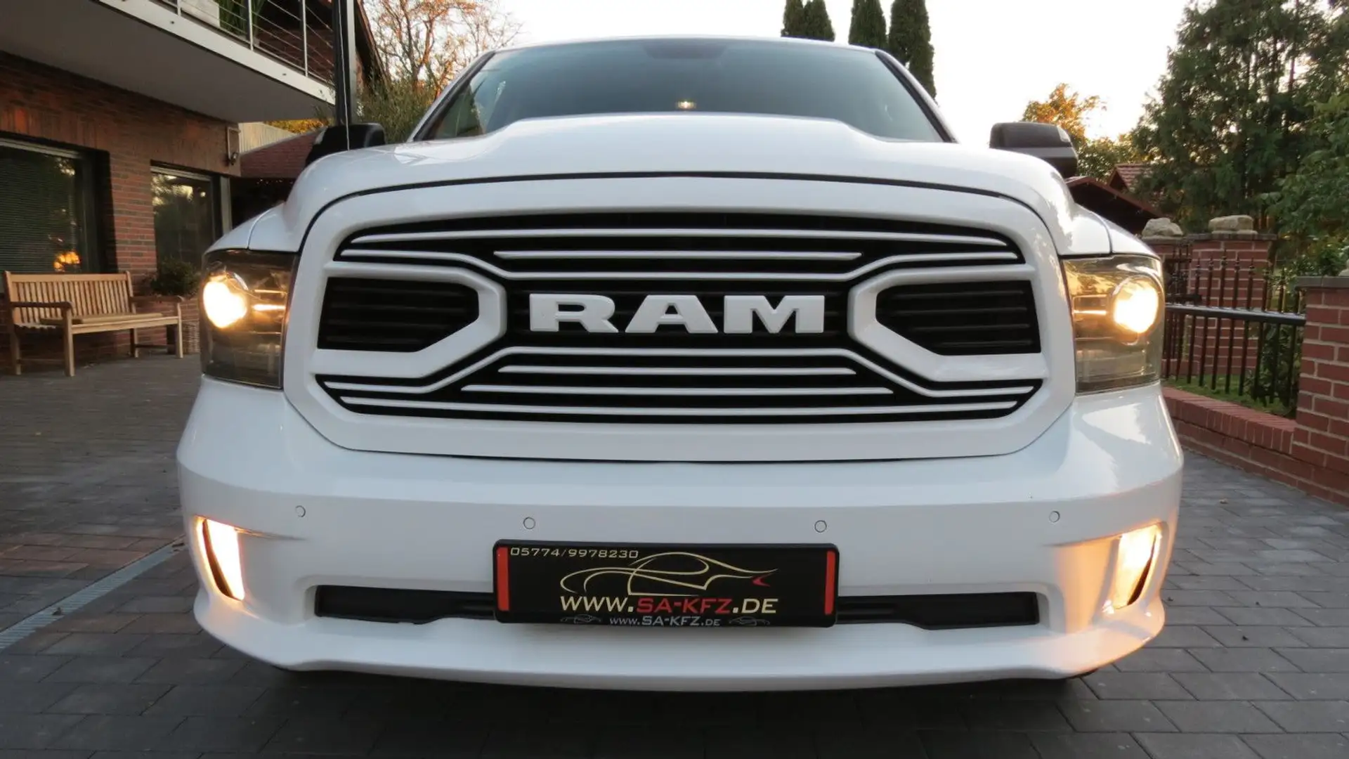 Dodge RAM -HEMI SPORT/5,7V8/ALLRAD/QUADCAB/AHK/MWST Blanc - 2
