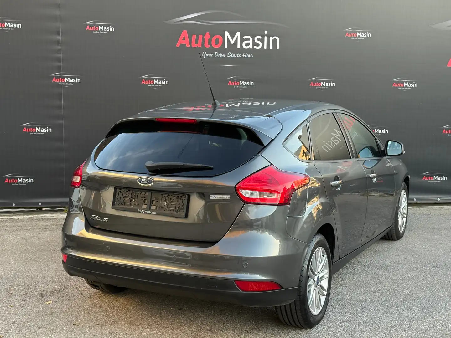 Ford Focus Focus 1,5 TDCi Trend // ERSTBESITZ // Grau - 2