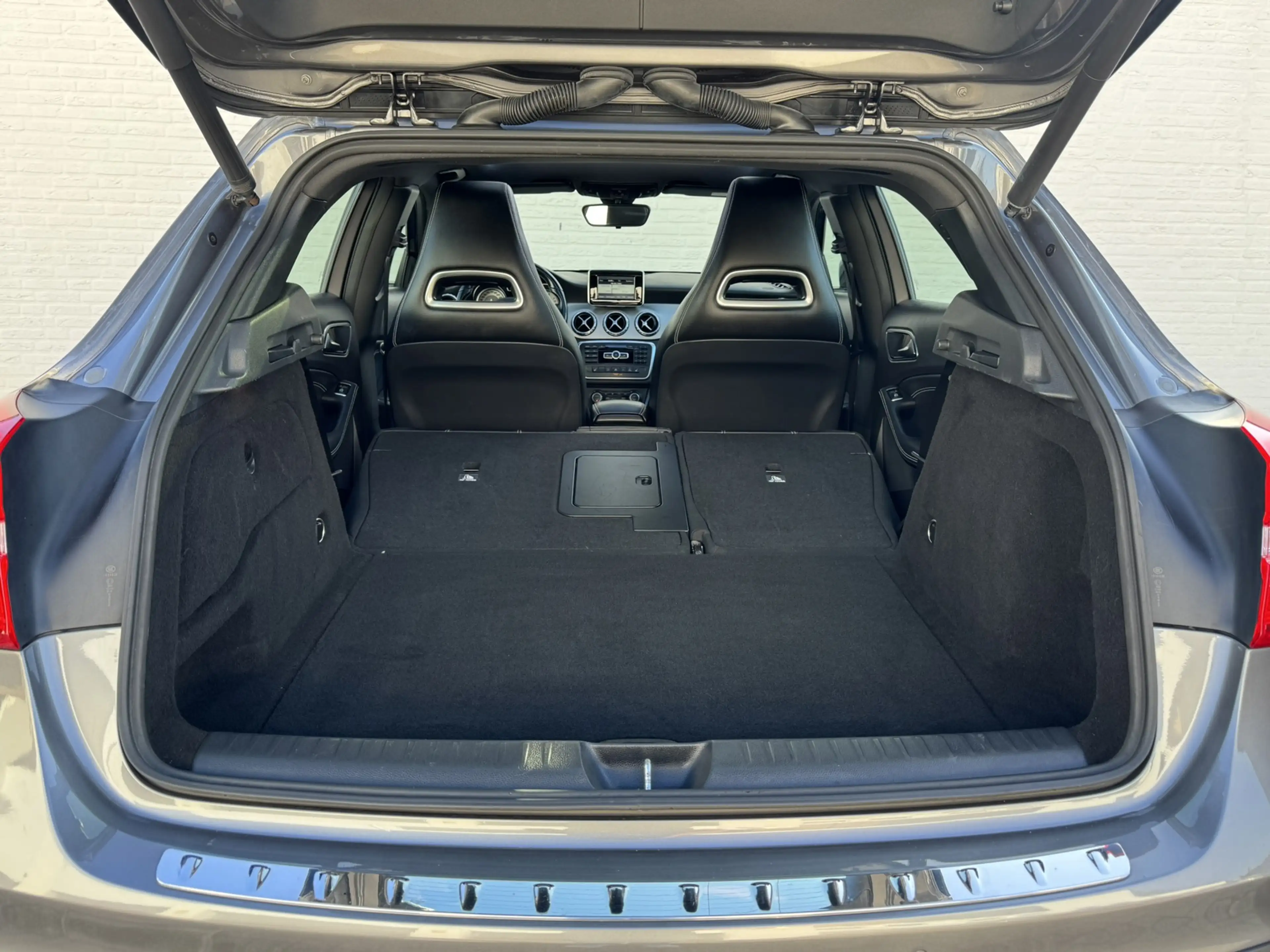 Mercedes-Benz GLA 200 Edition Trekhaak All-Season Banden Panorama dak Au — photo 19