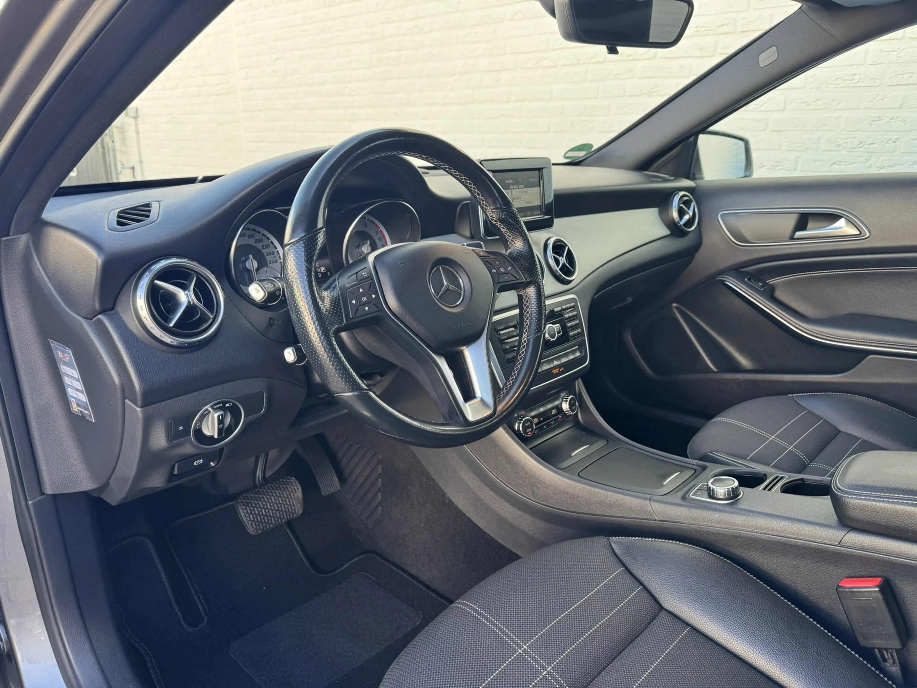 Mercedes-Benz GLA 200 Edition Trekhaak All-Season Banden Panorama dak Au — photo 25