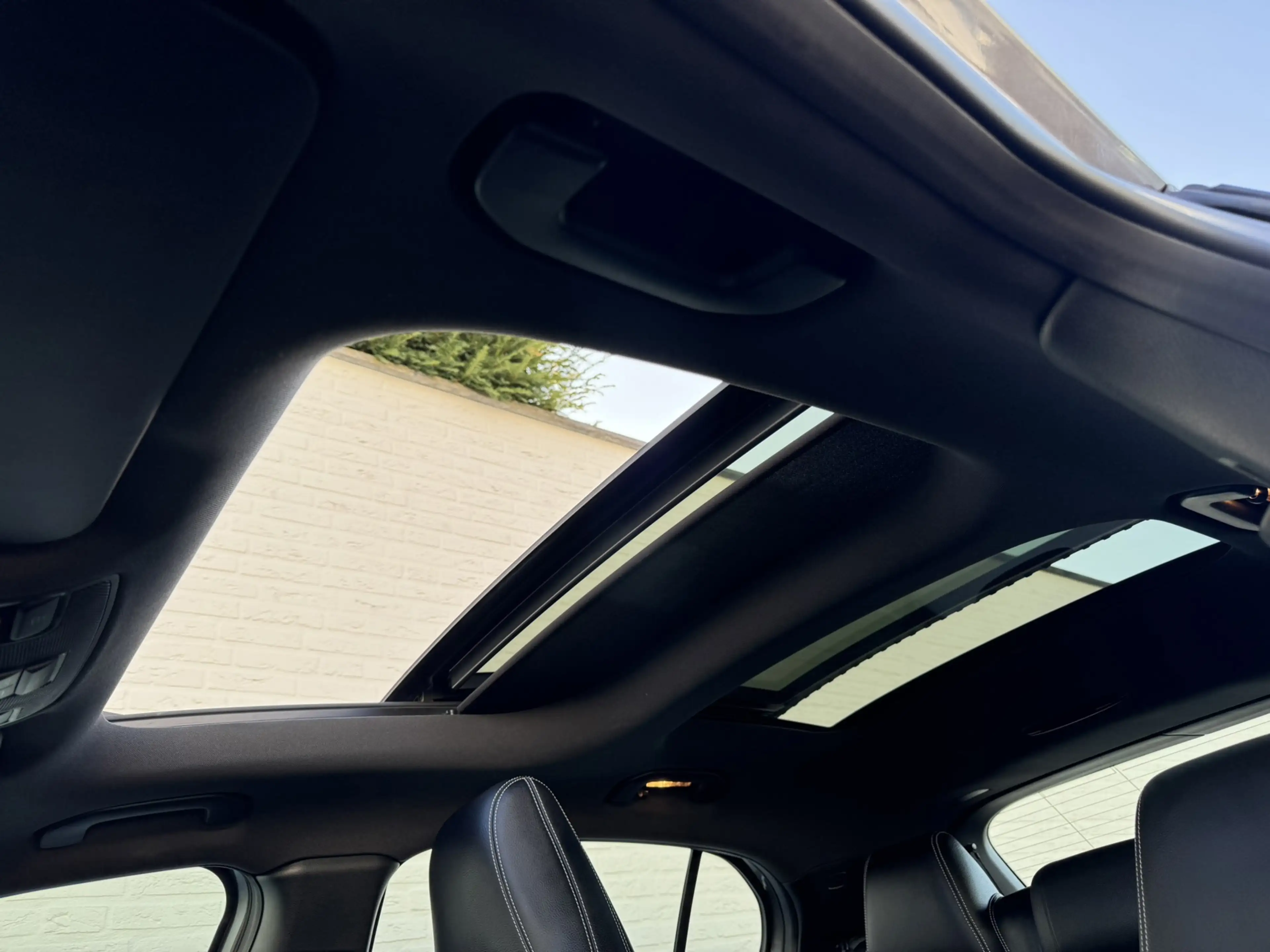 Mercedes-Benz GLA 200 Edition Trekhaak All-Season Banden Panorama dak Au — photo 45
