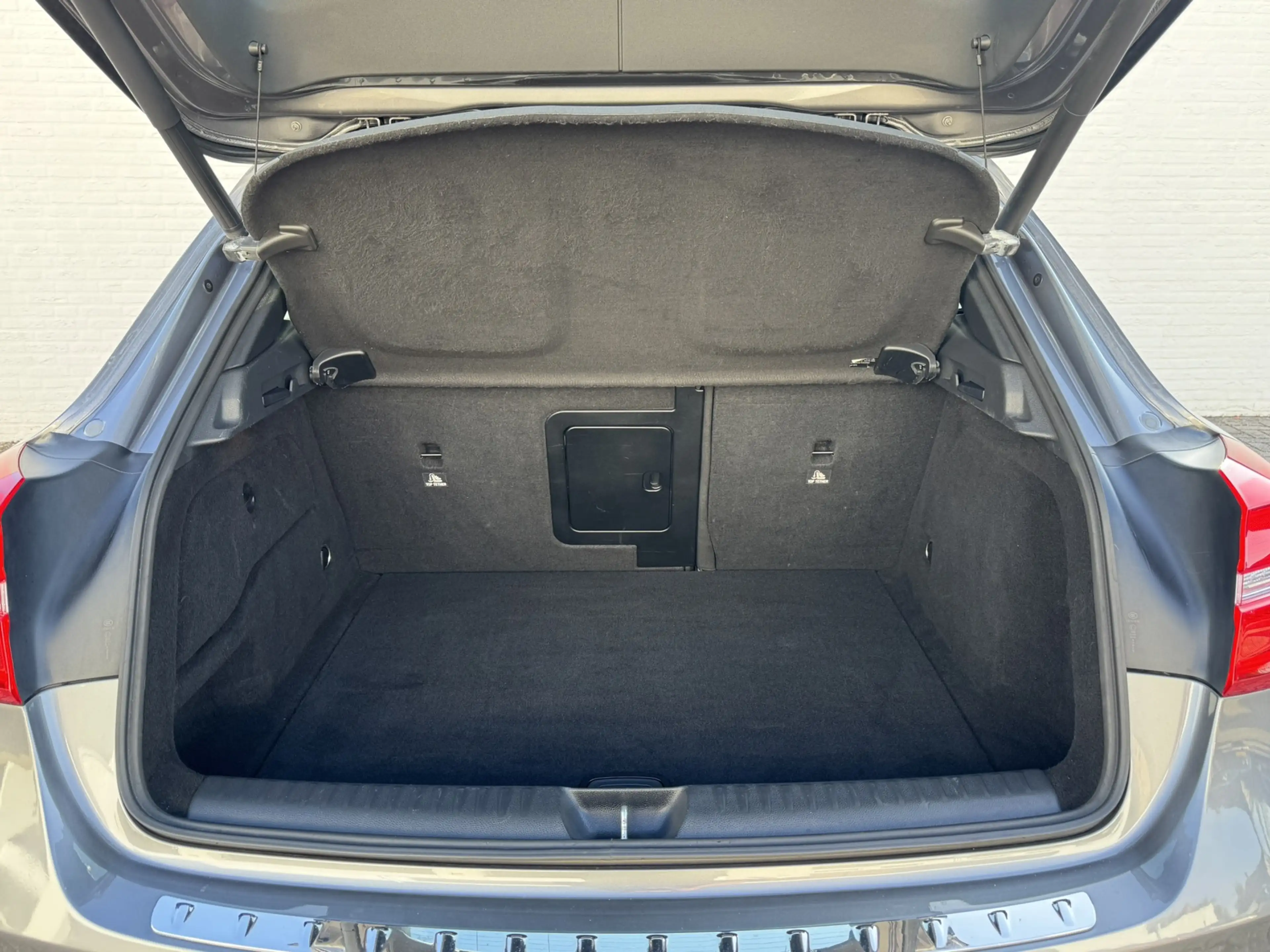 Mercedes-Benz GLA 200 Edition Trekhaak All-Season Banden Panorama dak Au — photo 18