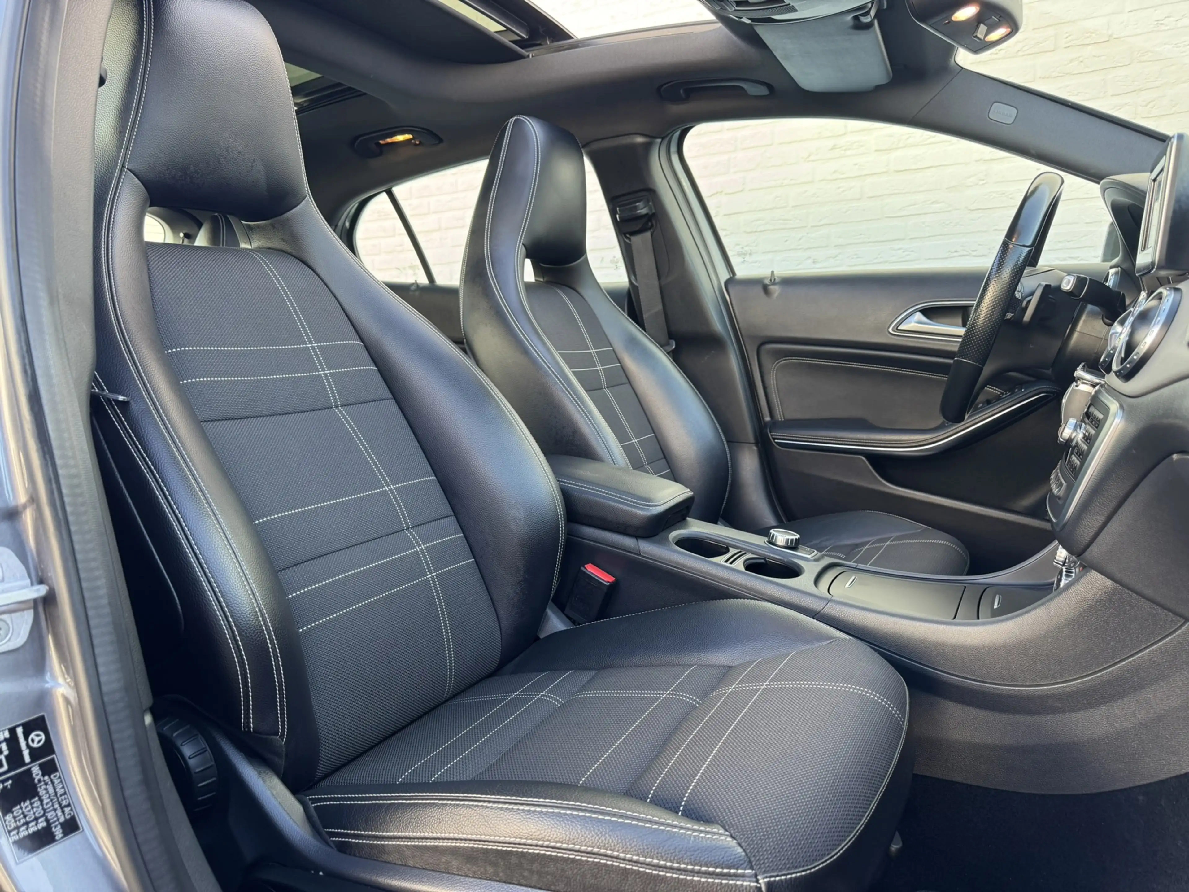 Mercedes-Benz GLA 200 Edition Trekhaak All-Season Banden Panorama dak Au — photo 23