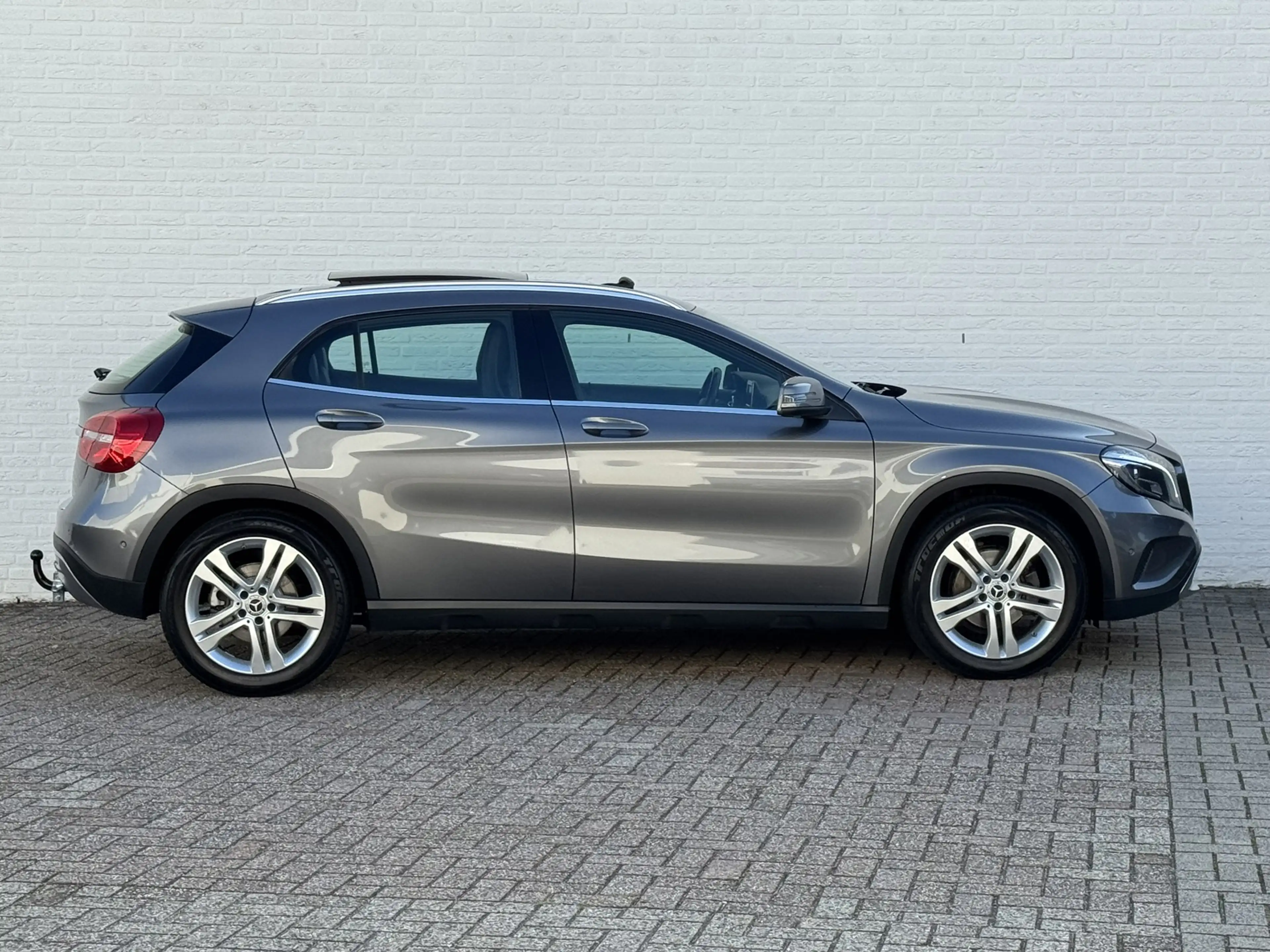 Mercedes-Benz GLA 200 Edition Trekhaak All-Season Banden Panorama dak Au — photo 13