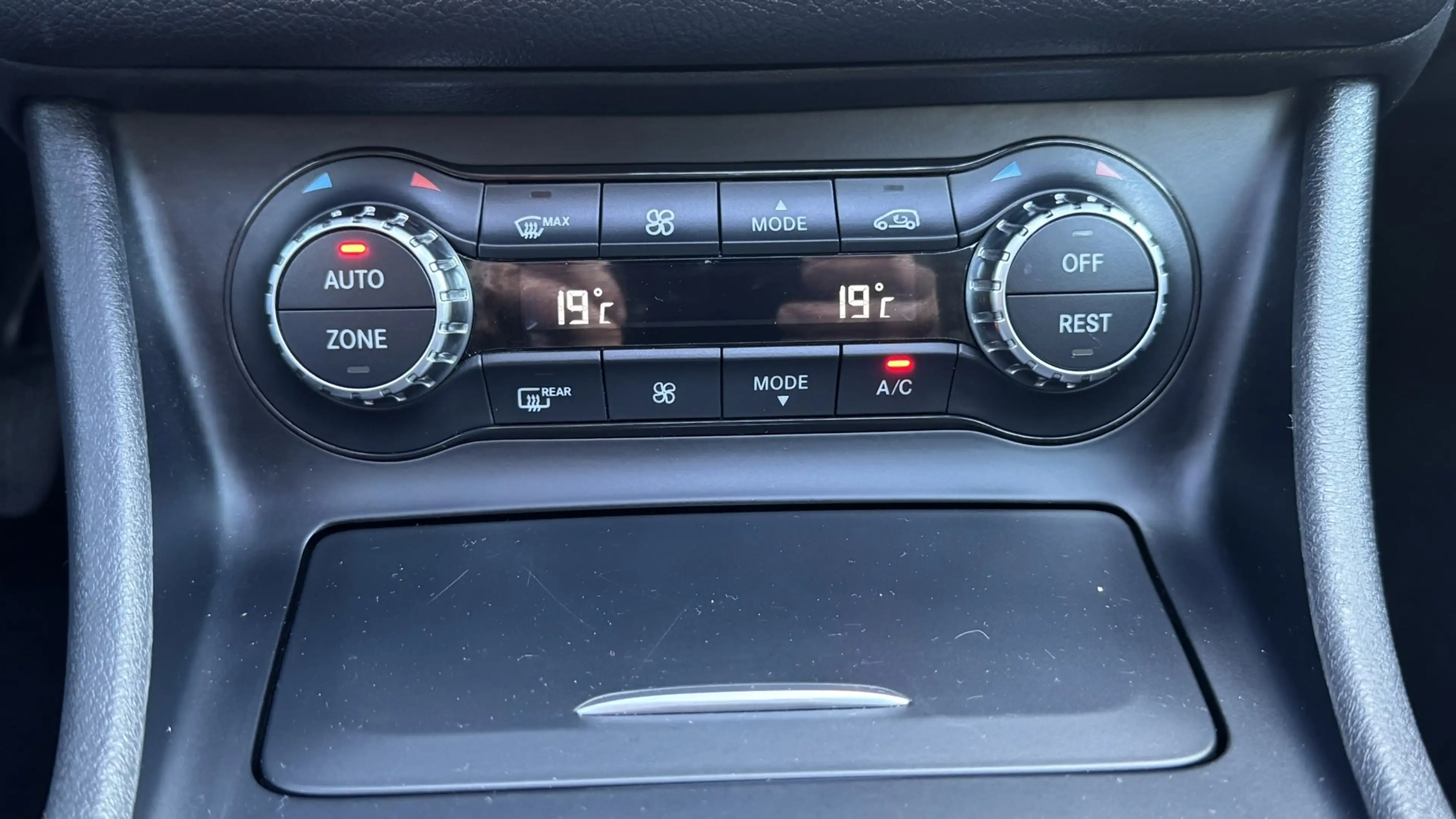 Mercedes-Benz GLA 200 Edition Trekhaak All-Season Banden Panorama dak Au — photo 34