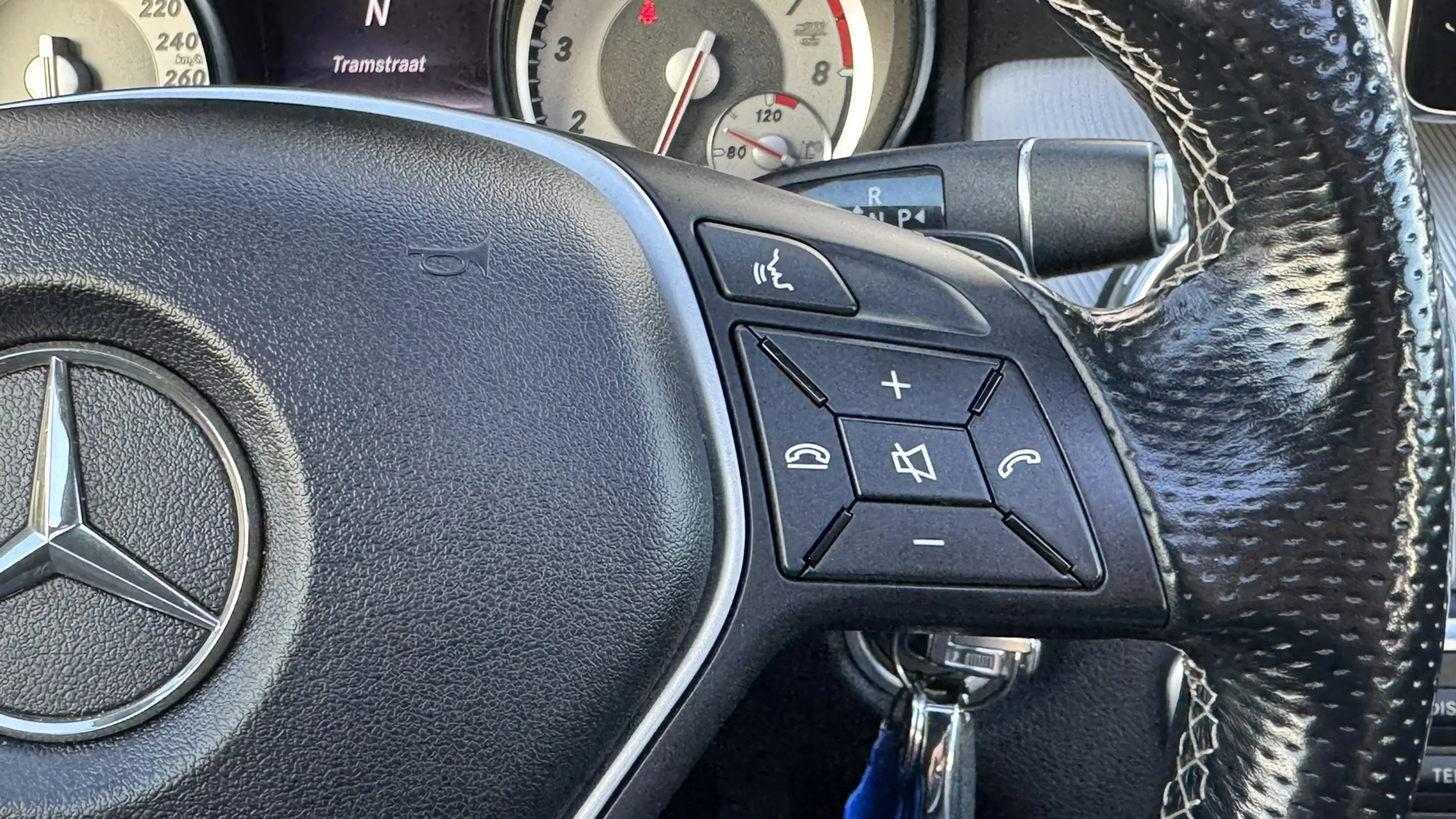 Mercedes-Benz GLA 200 Edition Trekhaak All-Season Banden Panorama dak Au — photo 36