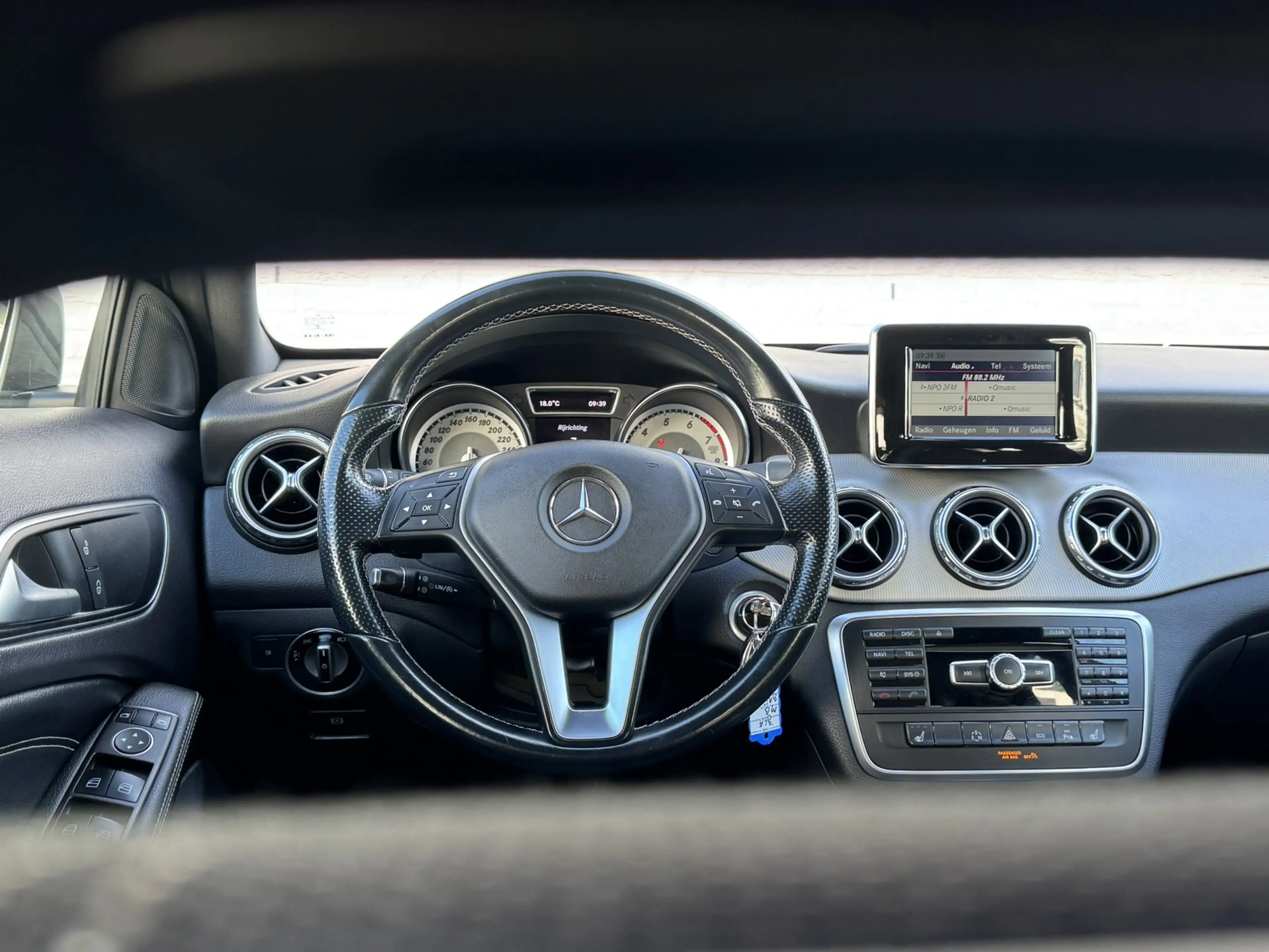 Mercedes-Benz GLA 200 Edition Trekhaak All-Season Banden Panorama dak Au — photo 38