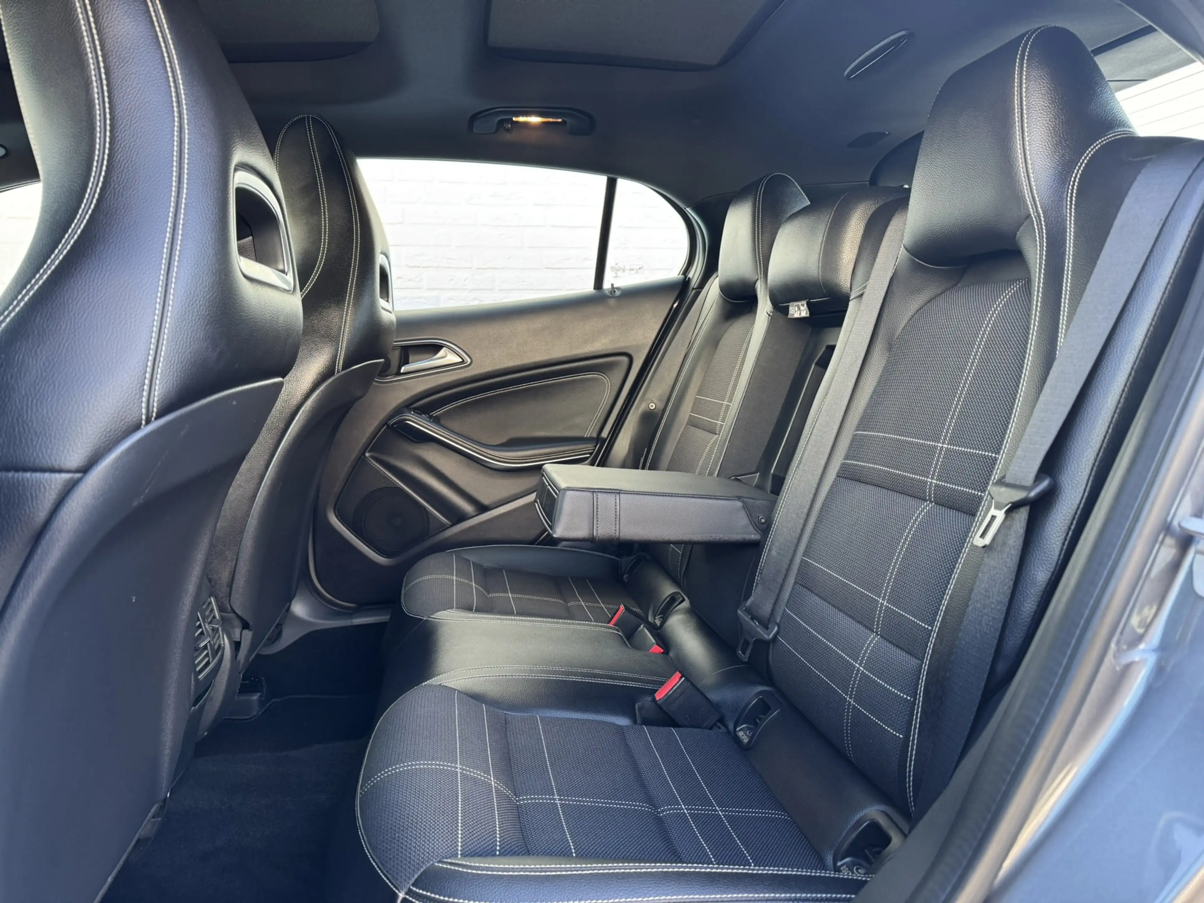 Mercedes-Benz GLA 200 Edition Trekhaak All-Season Banden Panorama dak Au — photo 26
