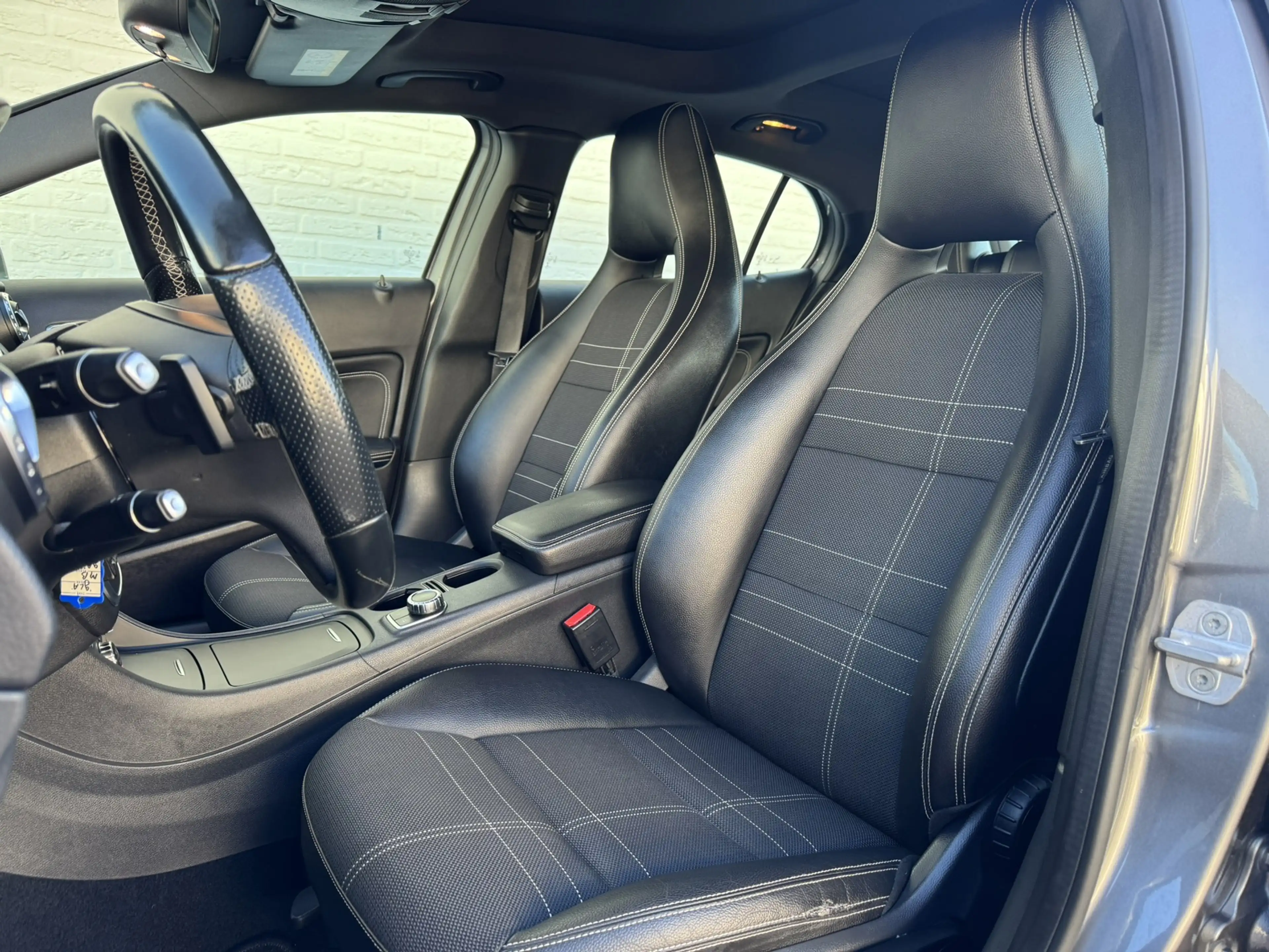 Mercedes-Benz GLA 200 Edition Trekhaak All-Season Banden Panorama dak Au — photo 4