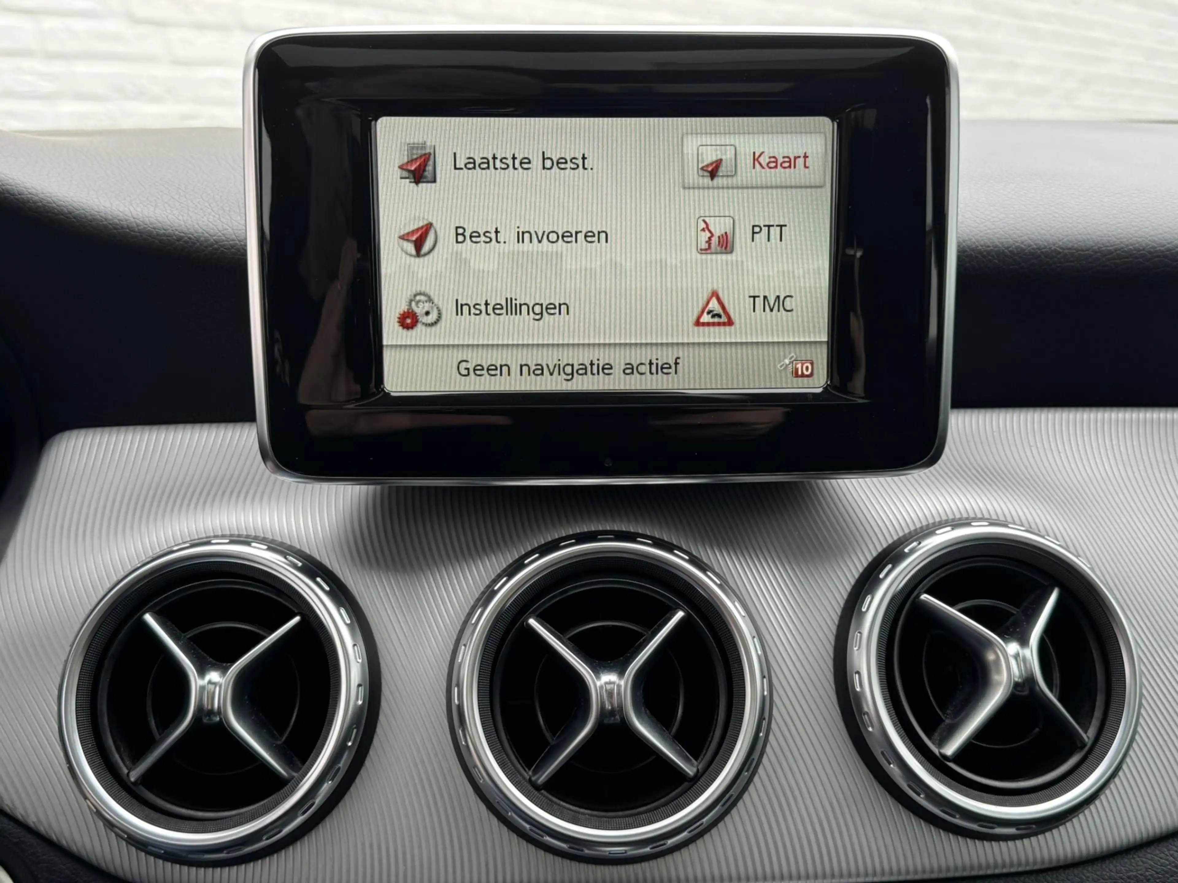 Mercedes-Benz GLA 200 Edition Trekhaak All-Season Banden Panorama dak Au — photo 44