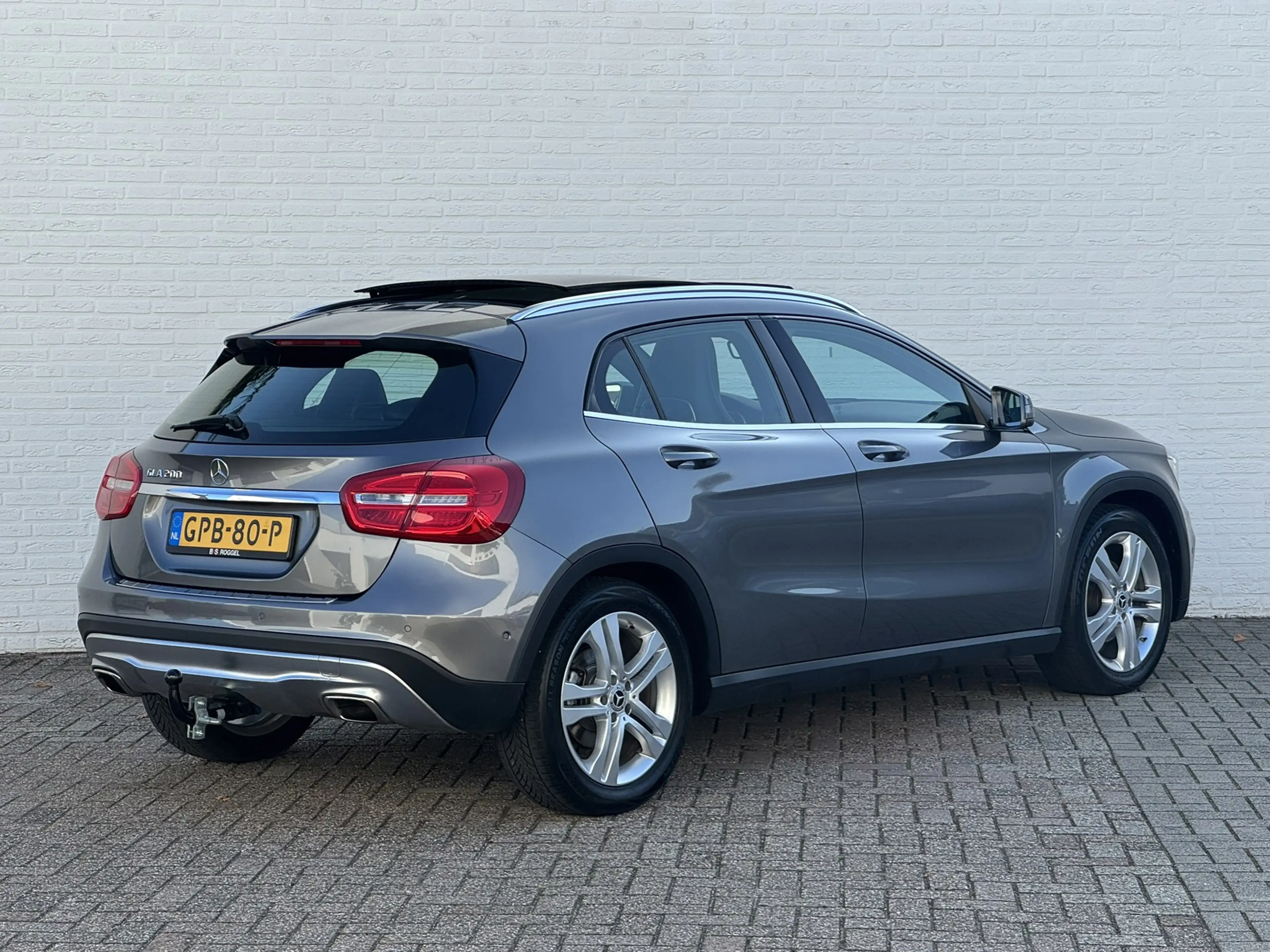Mercedes-Benz GLA 200 Edition Trekhaak All-Season Banden Panorama dak Au — photo 46