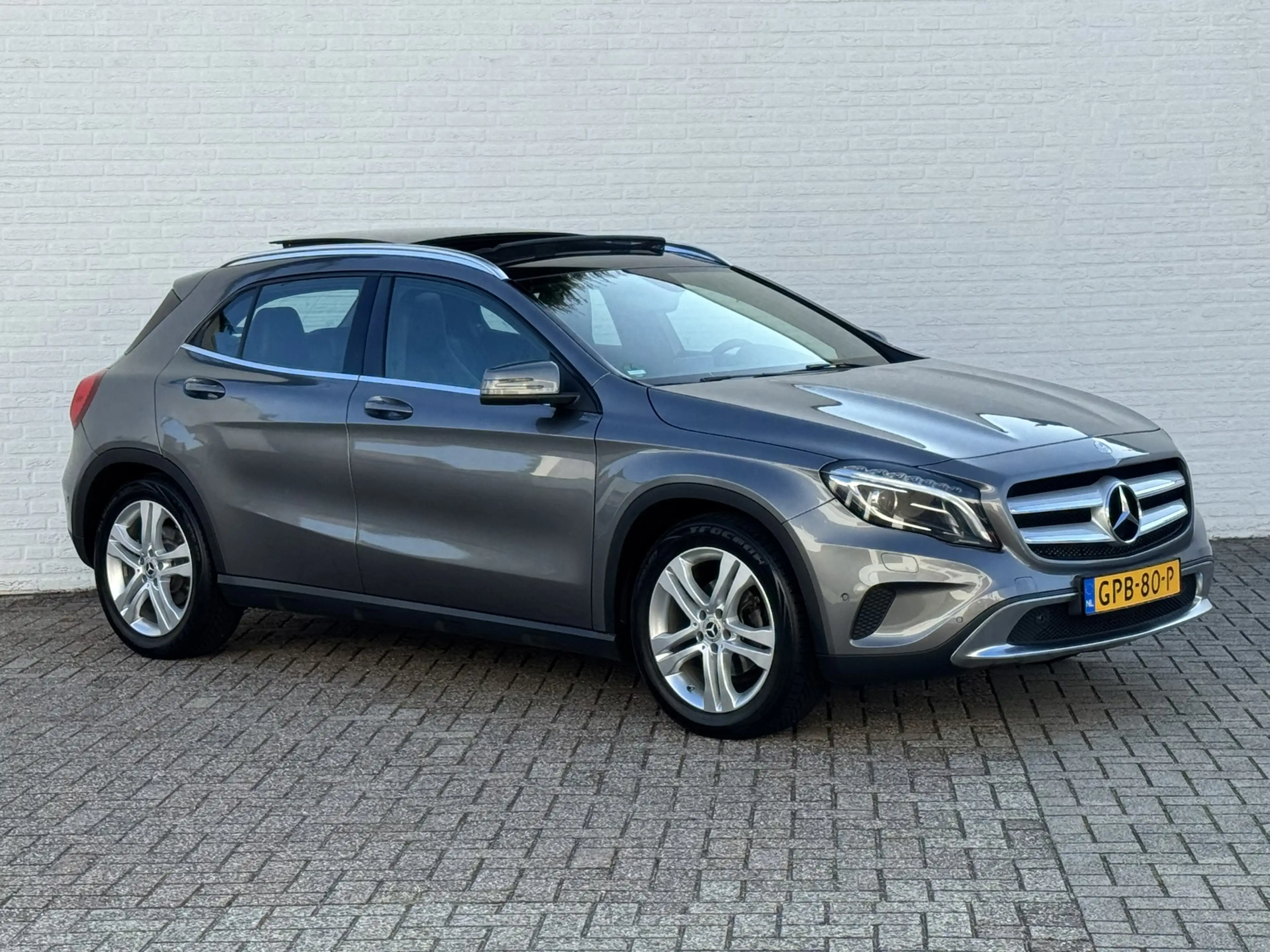Mercedes-Benz GLA 200 Edition Trekhaak All-Season Banden Panorama dak Au — photo 12
