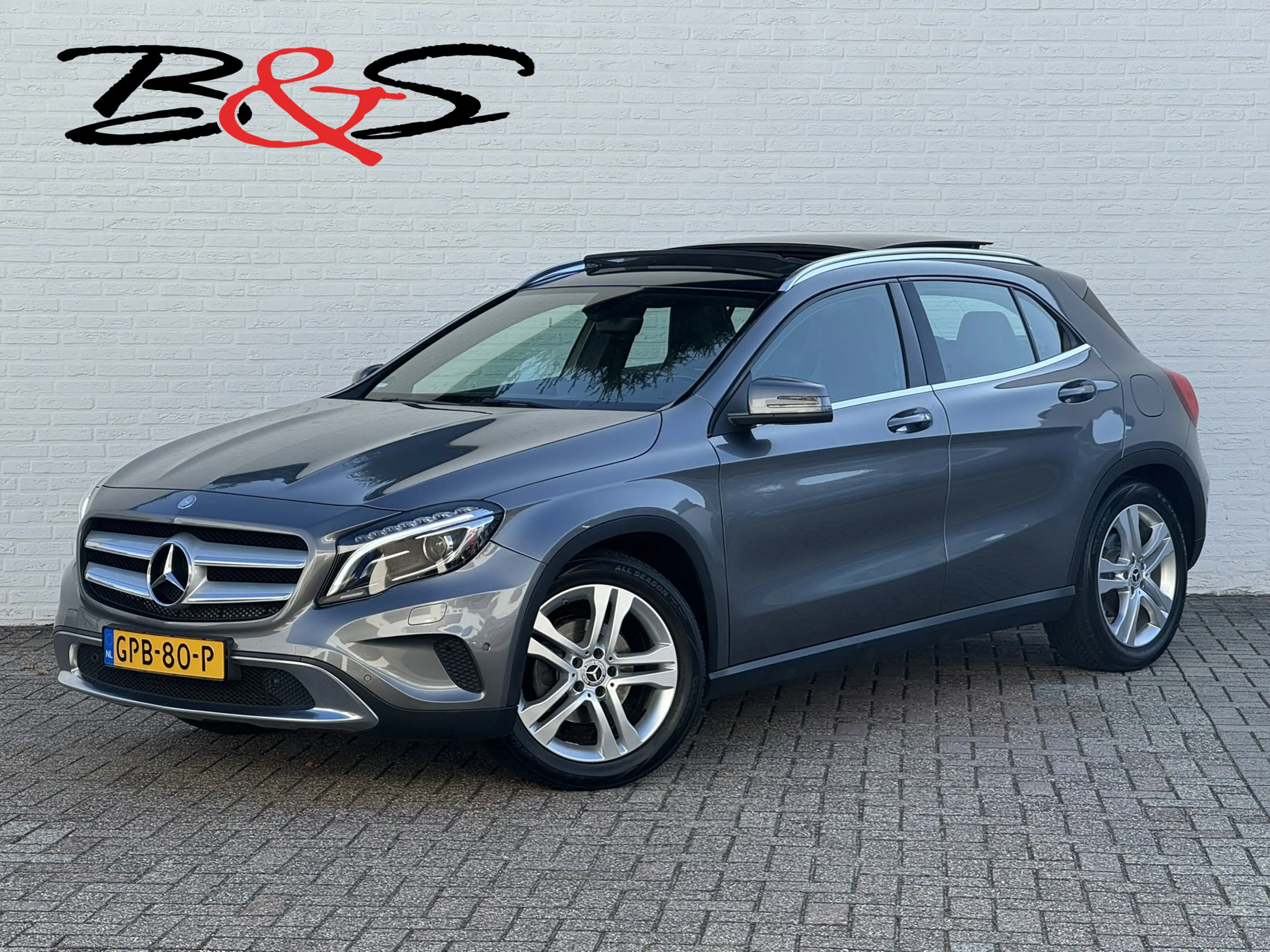 Mercedes-Benz GLA 200 Edition Trekhaak All-Season Banden Panorama dak Au
