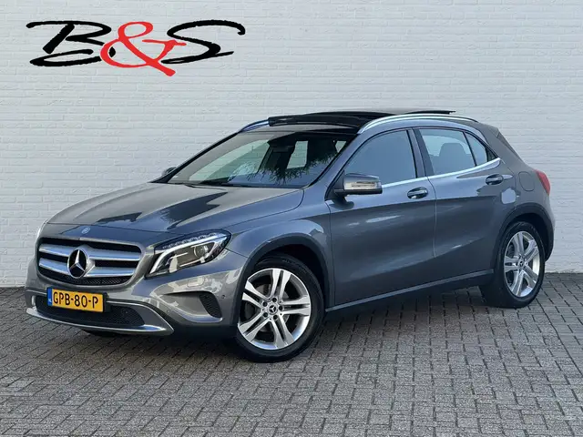 Mercedes-Benz GLA 200 Edition Trekhaak All-Season Banden Panorama dak Au