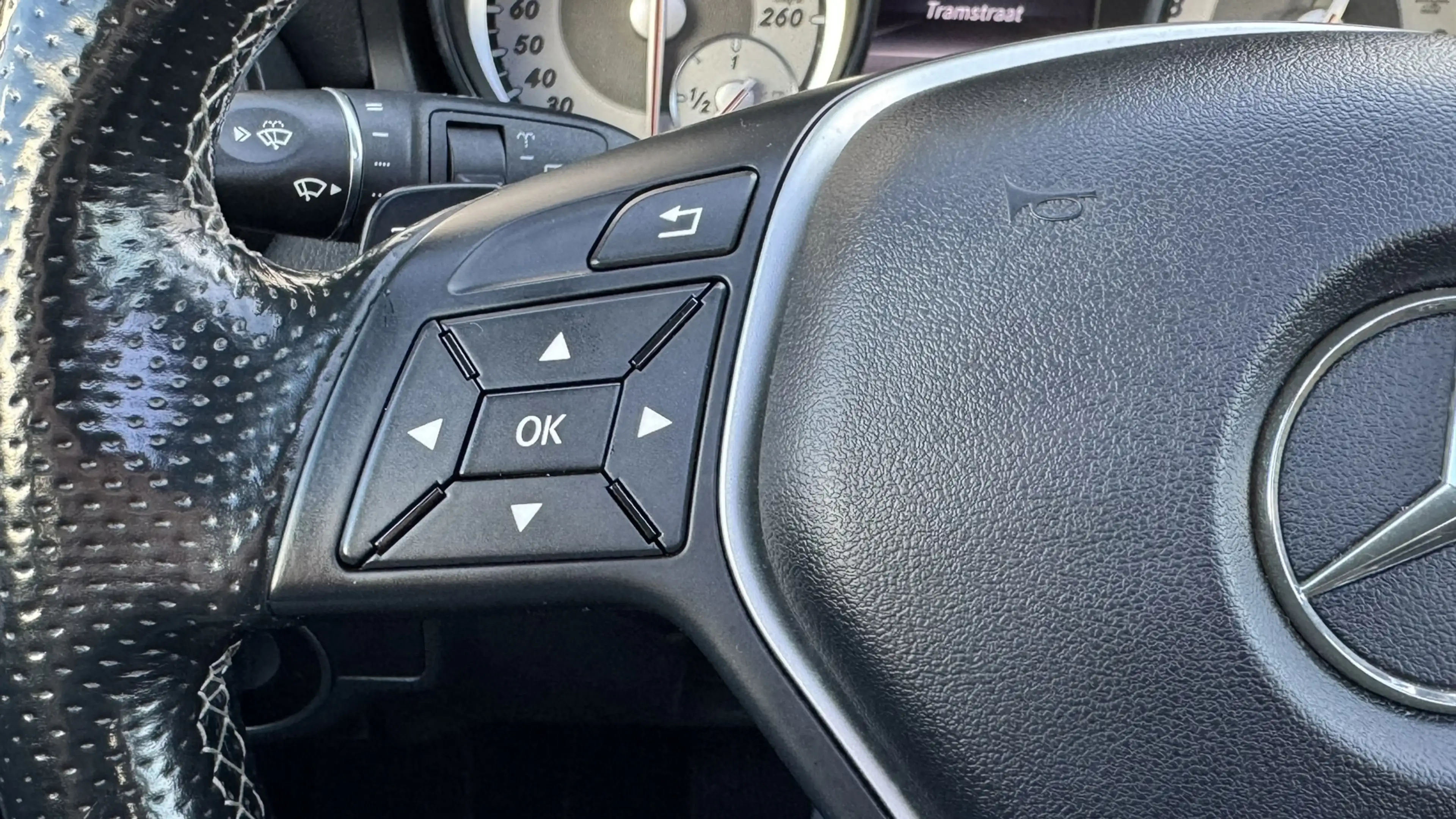 Mercedes-Benz GLA 200 Edition Trekhaak All-Season Banden Panorama dak Au — photo 35