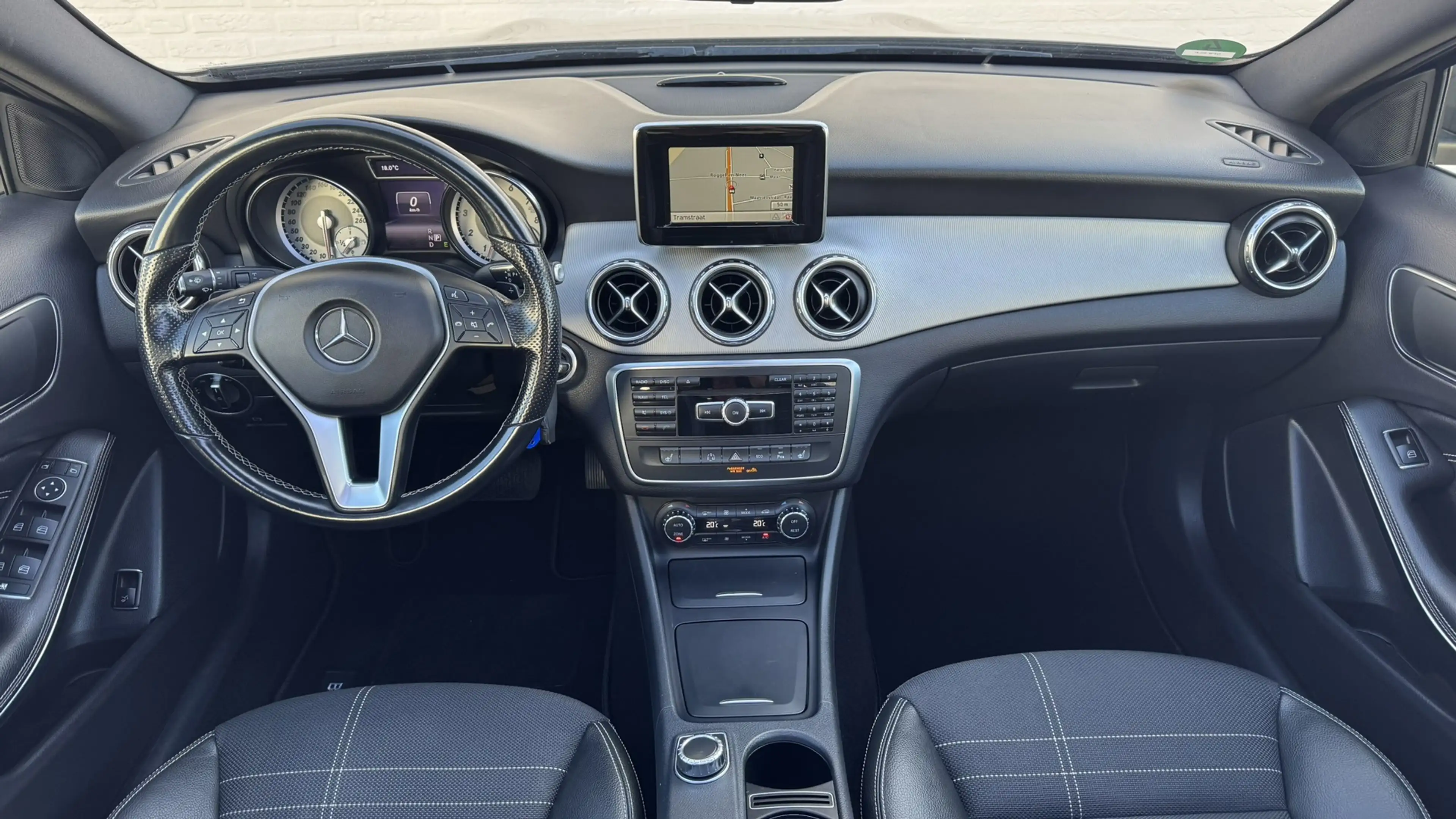 Mercedes-Benz GLA 200 Edition Trekhaak All-Season Banden Panorama dak Au — photo 2