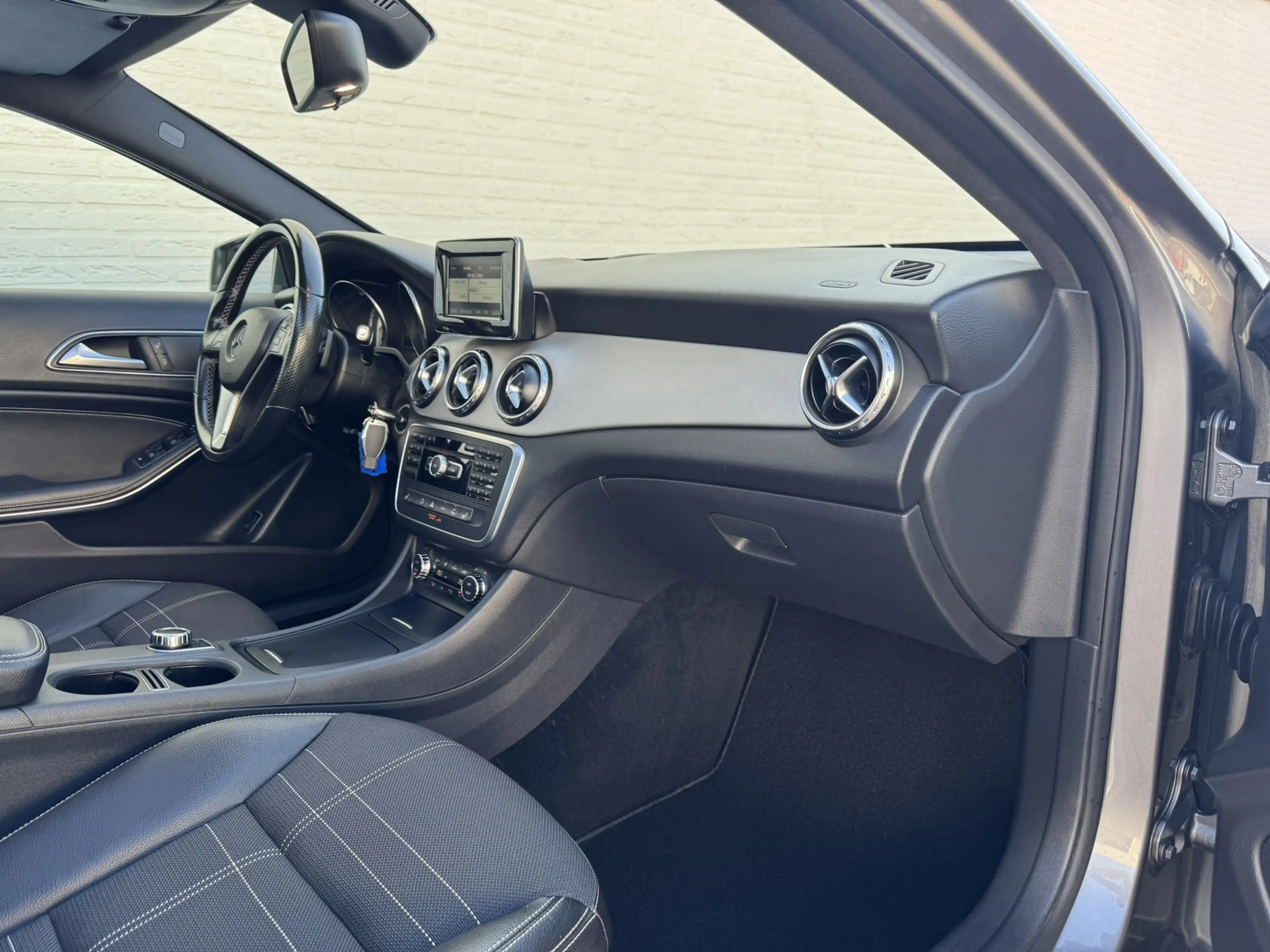Mercedes-Benz GLA 200 Edition Trekhaak All-Season Banden Panorama dak Au — photo 24