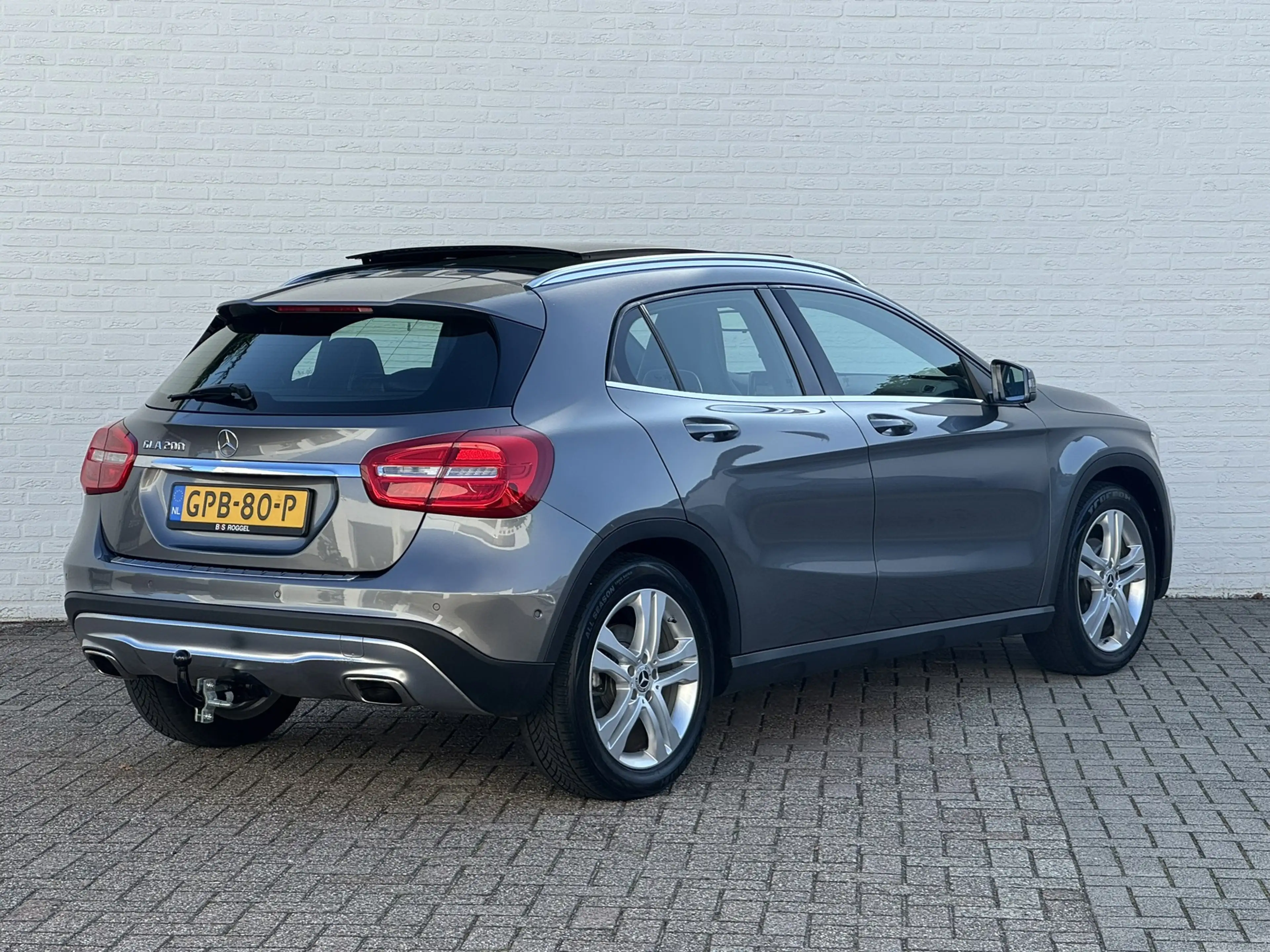 Mercedes-Benz GLA 200 Edition Trekhaak All-Season Banden Panorama dak Au — photo 5