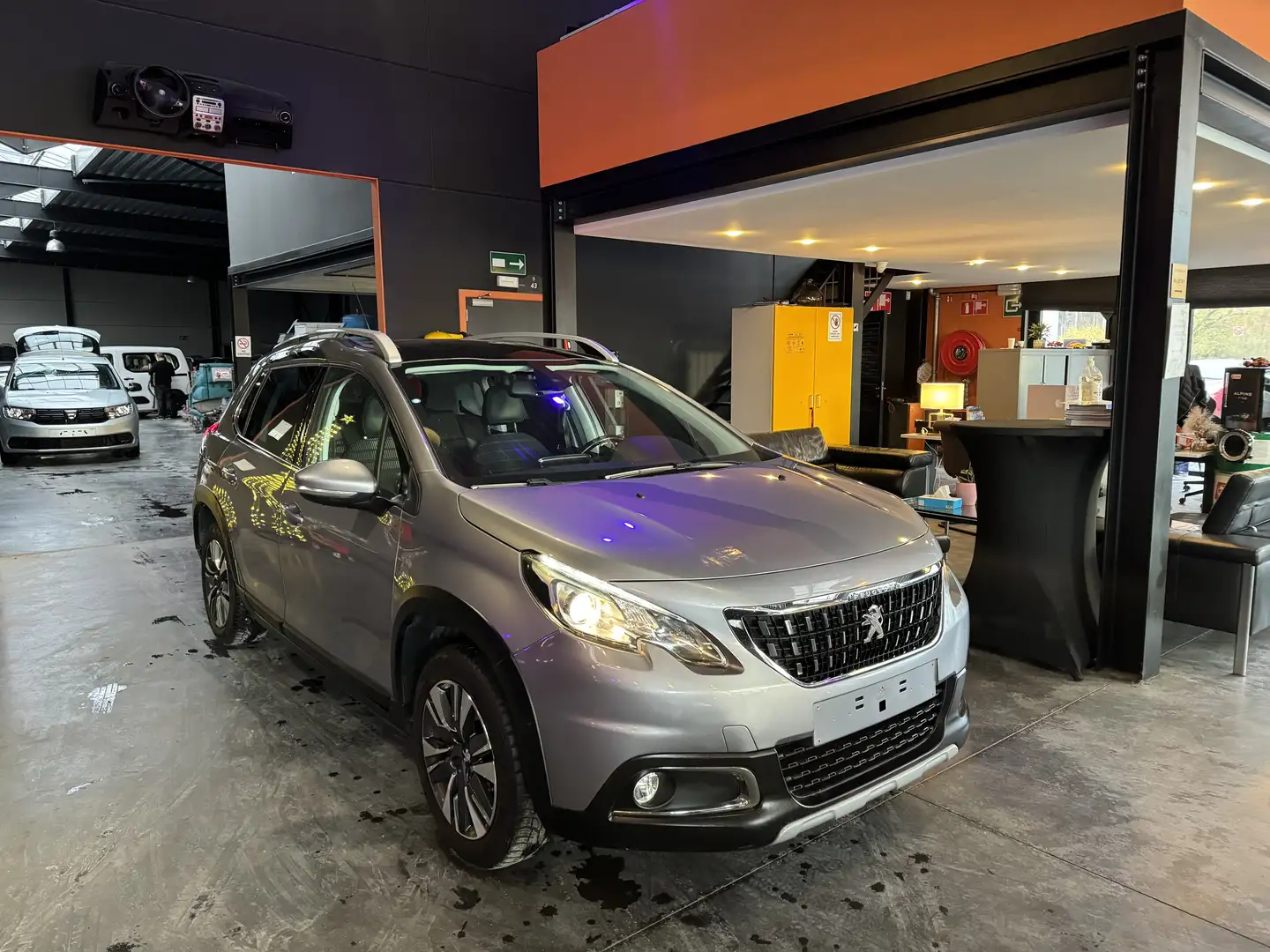 Peugeot 2008 1.2 - A/C AUTO - NAVI - MEDIA/TEL - LIM/REG Gris - 1