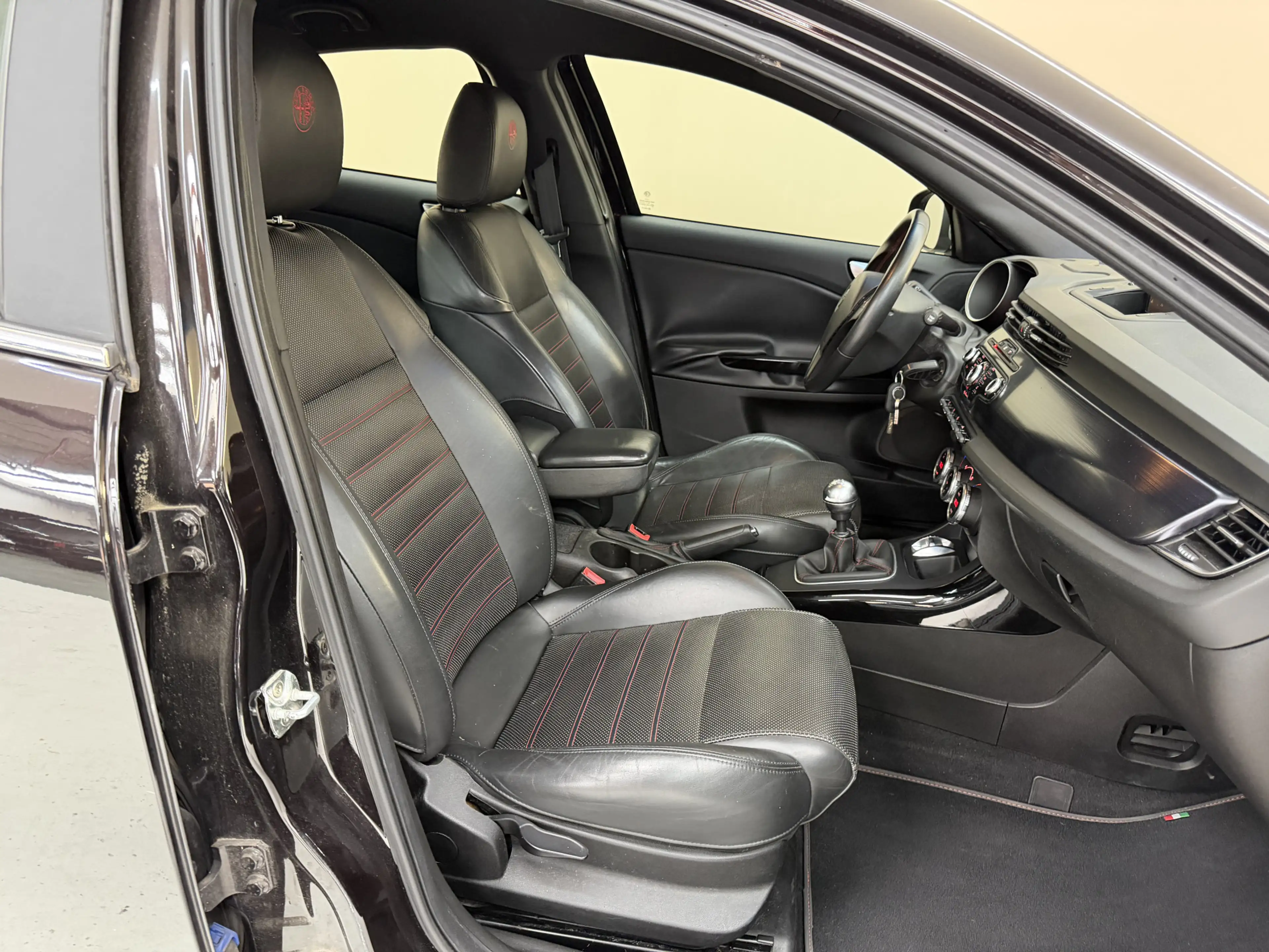 Alfa Romeo Giulietta 1.4 T Distinctive, 170Pk, 2011, Volledig leder, Or — photo 12