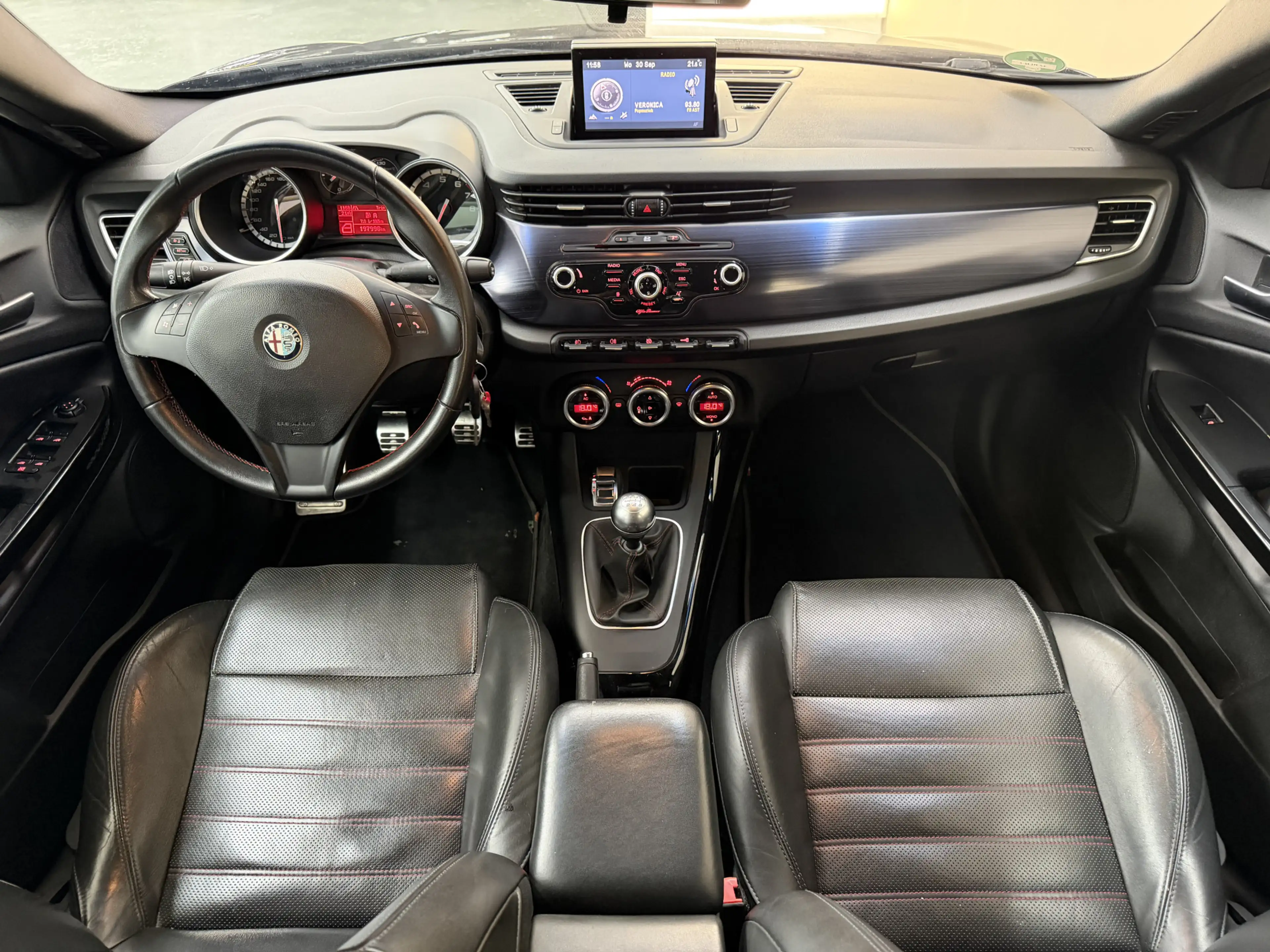 Alfa Romeo Giulietta 1.4 T Distinctive, 170Pk, 2011, Volledig leder, Or — photo 2