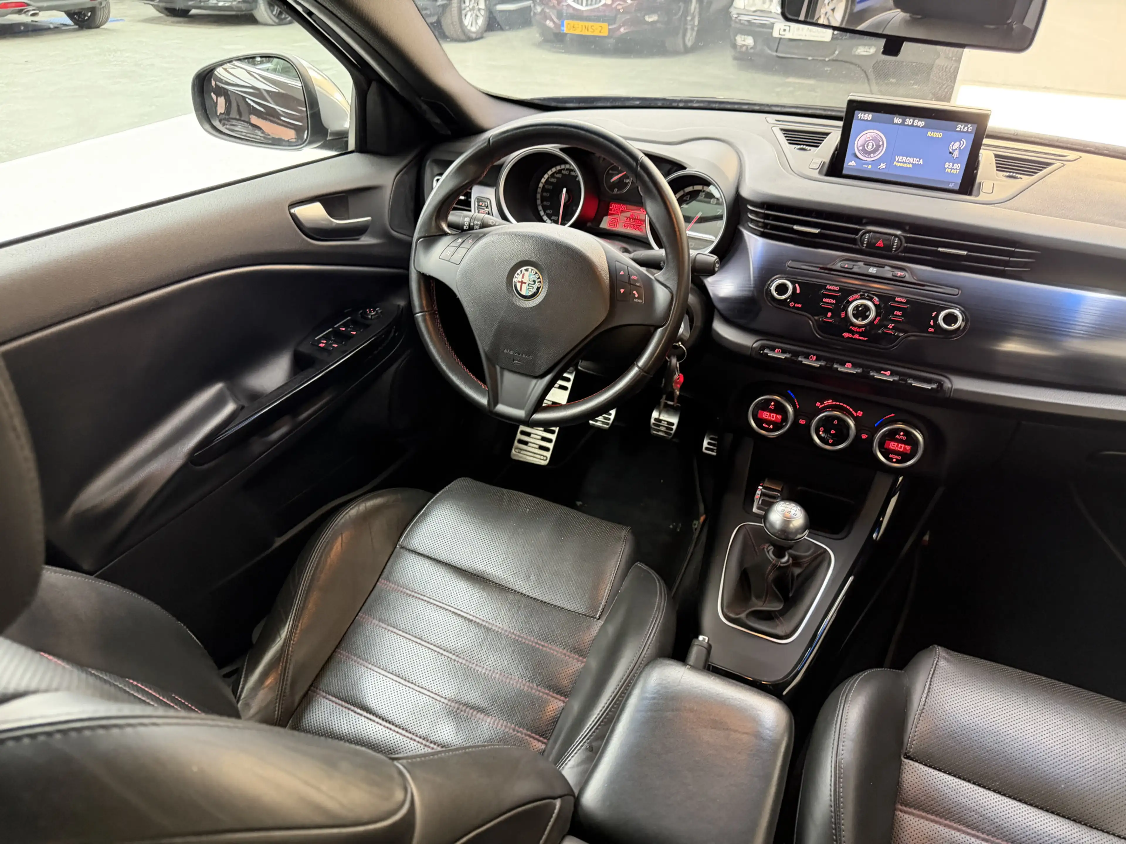 Alfa Romeo Giulietta 1.4 T Distinctive, 170Pk, 2011, Volledig leder, Or — photo 4