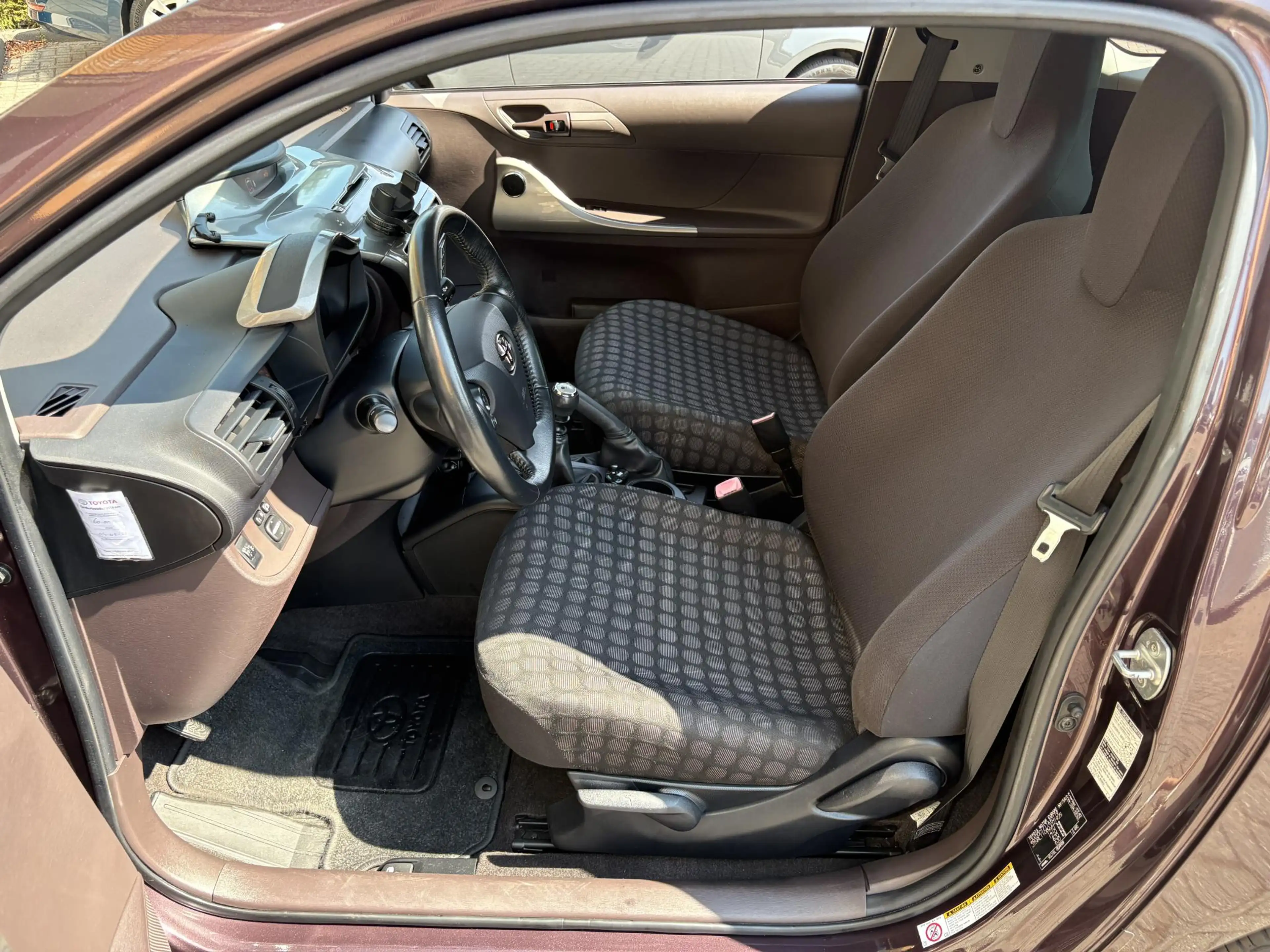 Toyota iQ 1.0 VVTi Aspiration — photo 31