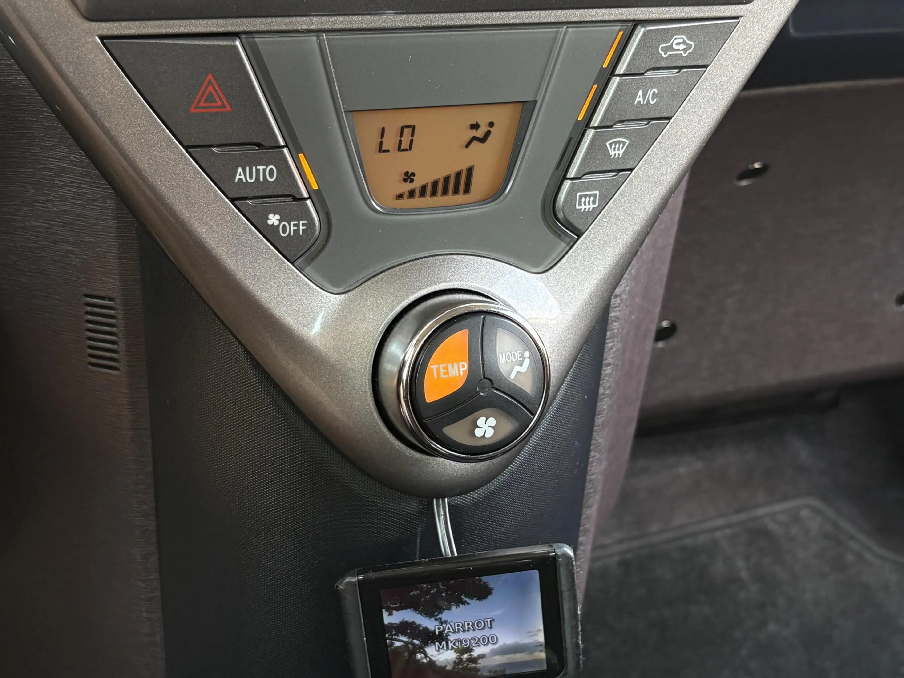 Toyota iQ 1.0 VVTi Aspiration — photo 28