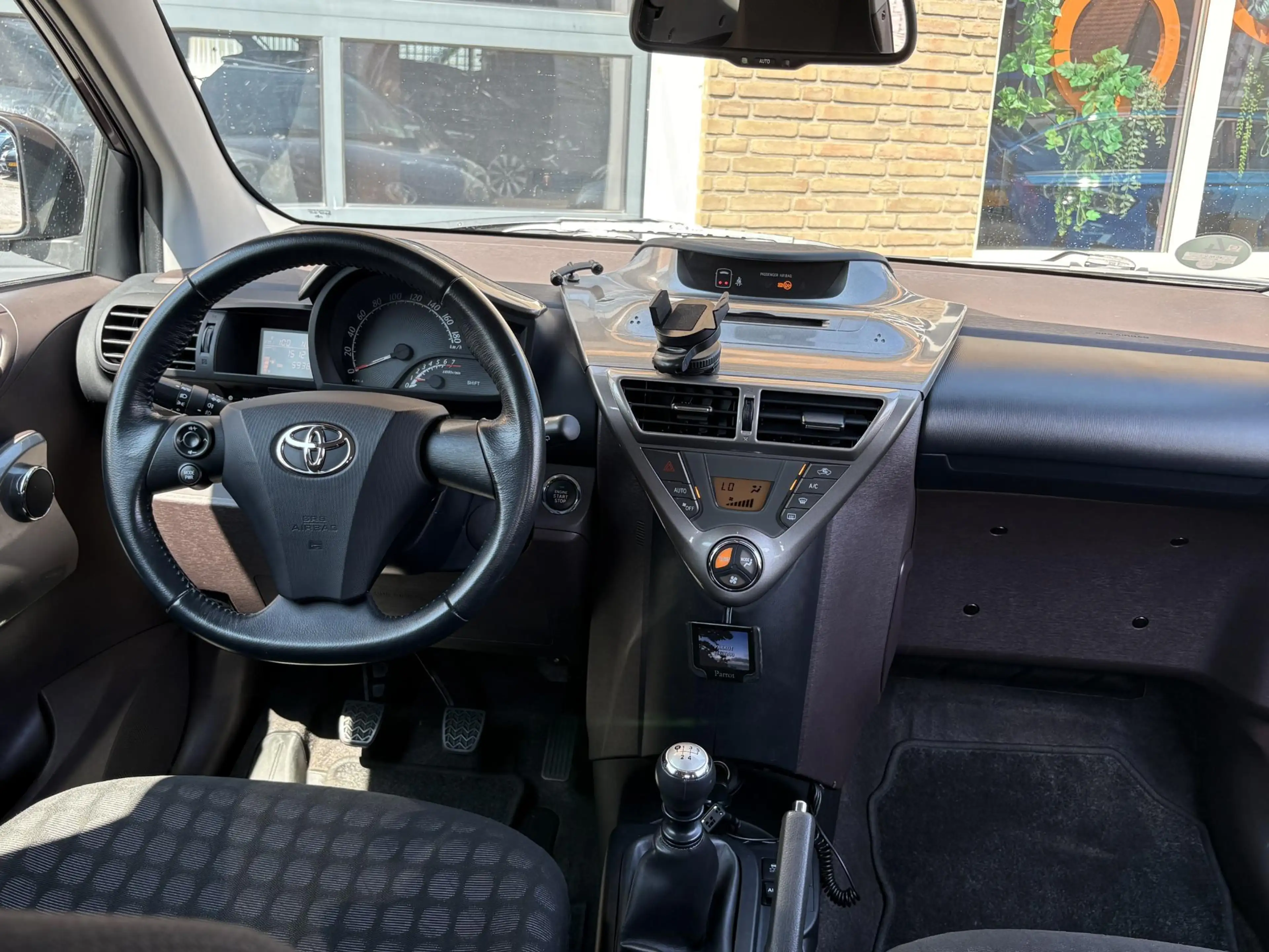 Toyota iQ 1.0 VVTi Aspiration — photo 4