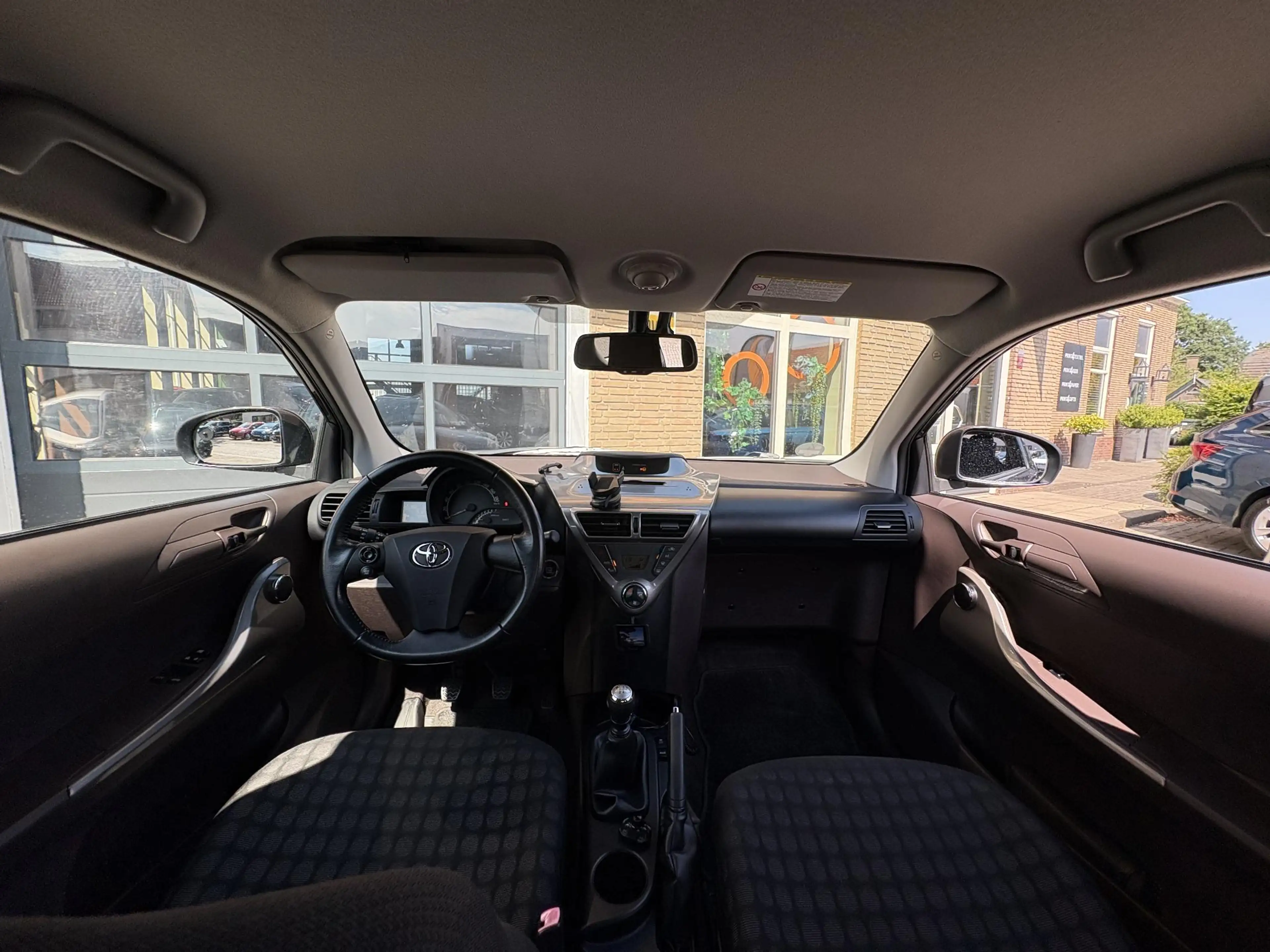 Toyota iQ 1.0 VVTi Aspiration — photo 35