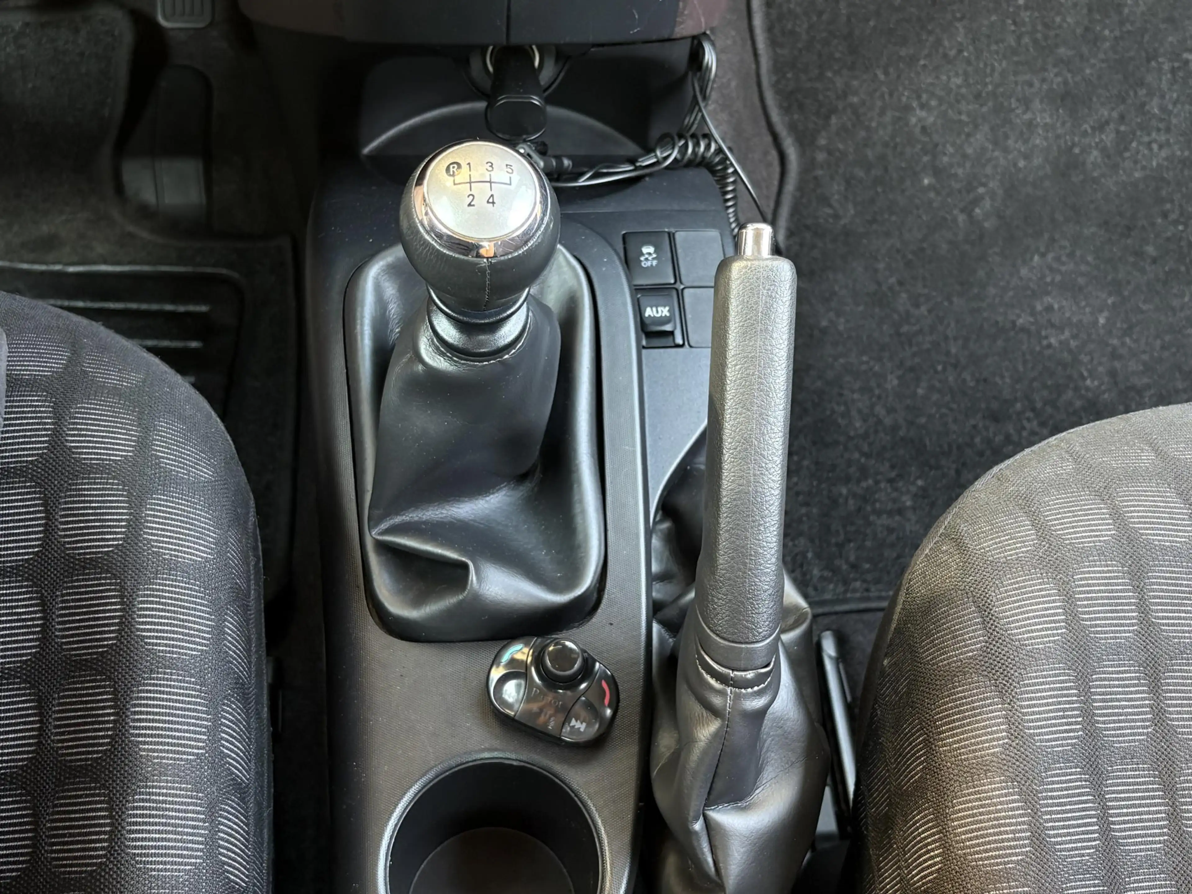 Toyota iQ 1.0 VVTi Aspiration — photo 39