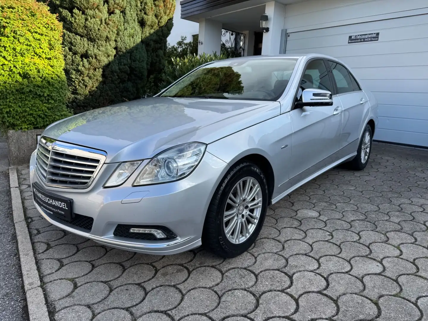Mercedes-Benz E 350 CDI Lim Automatik *AHK*TÜV*SHZ Silber - 1
