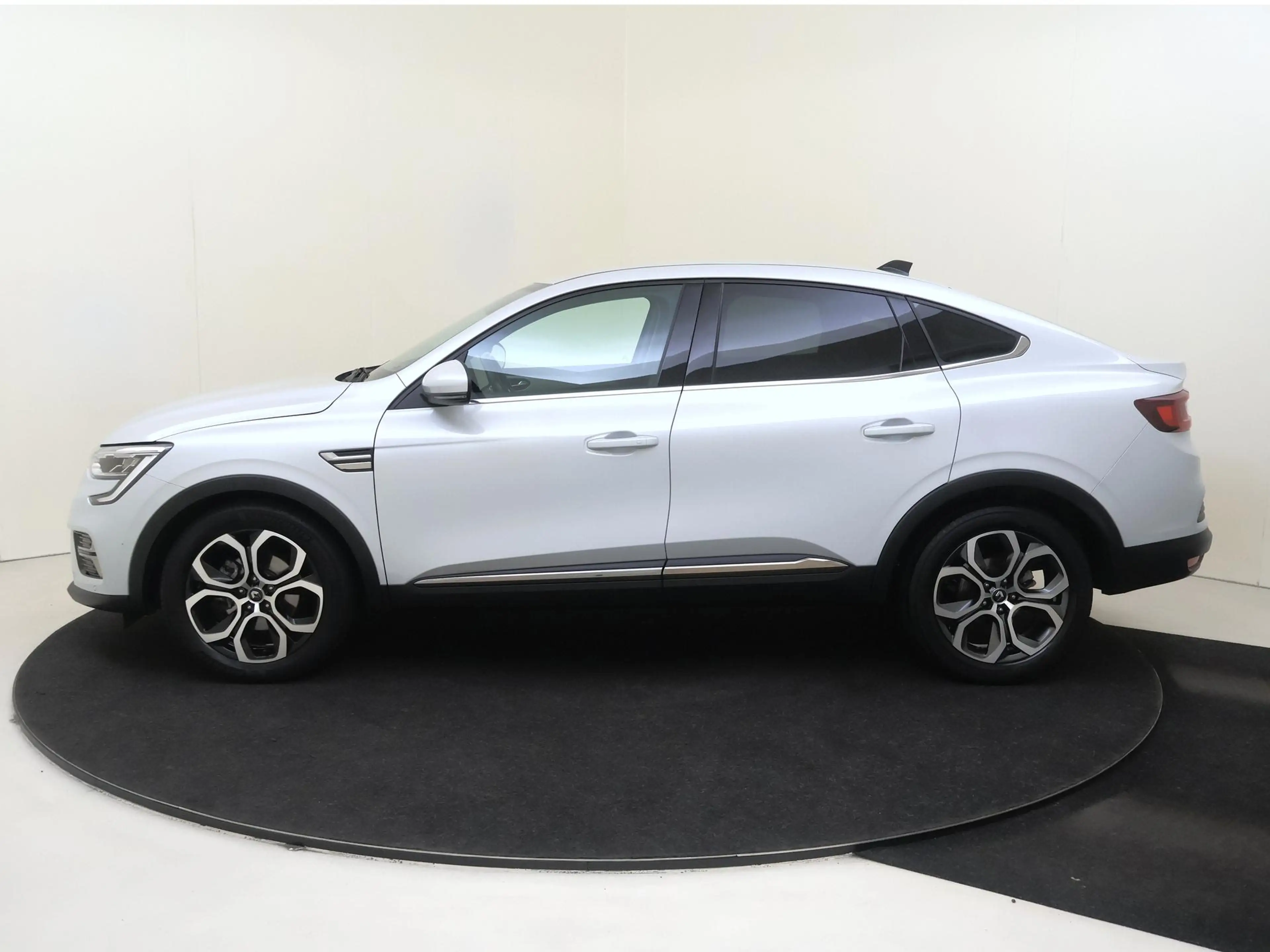 Renault Arkana 1.6 E-Tech Hybrid 145 Intens — photo 8
