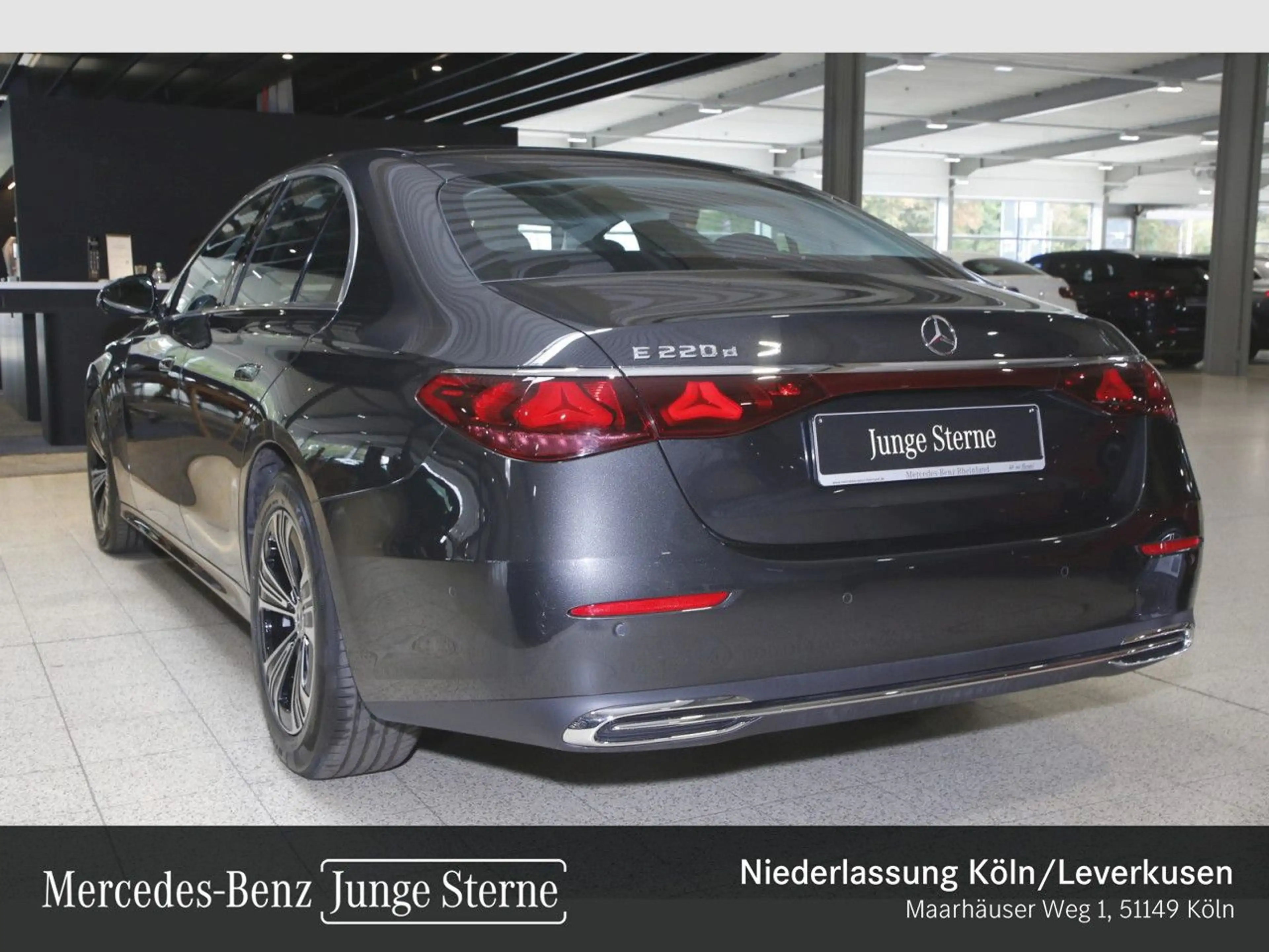 Mercedes-Benz E 220 d Avantgarde Pano LED Kamera Spurhalt-Ass 9G — photo 10