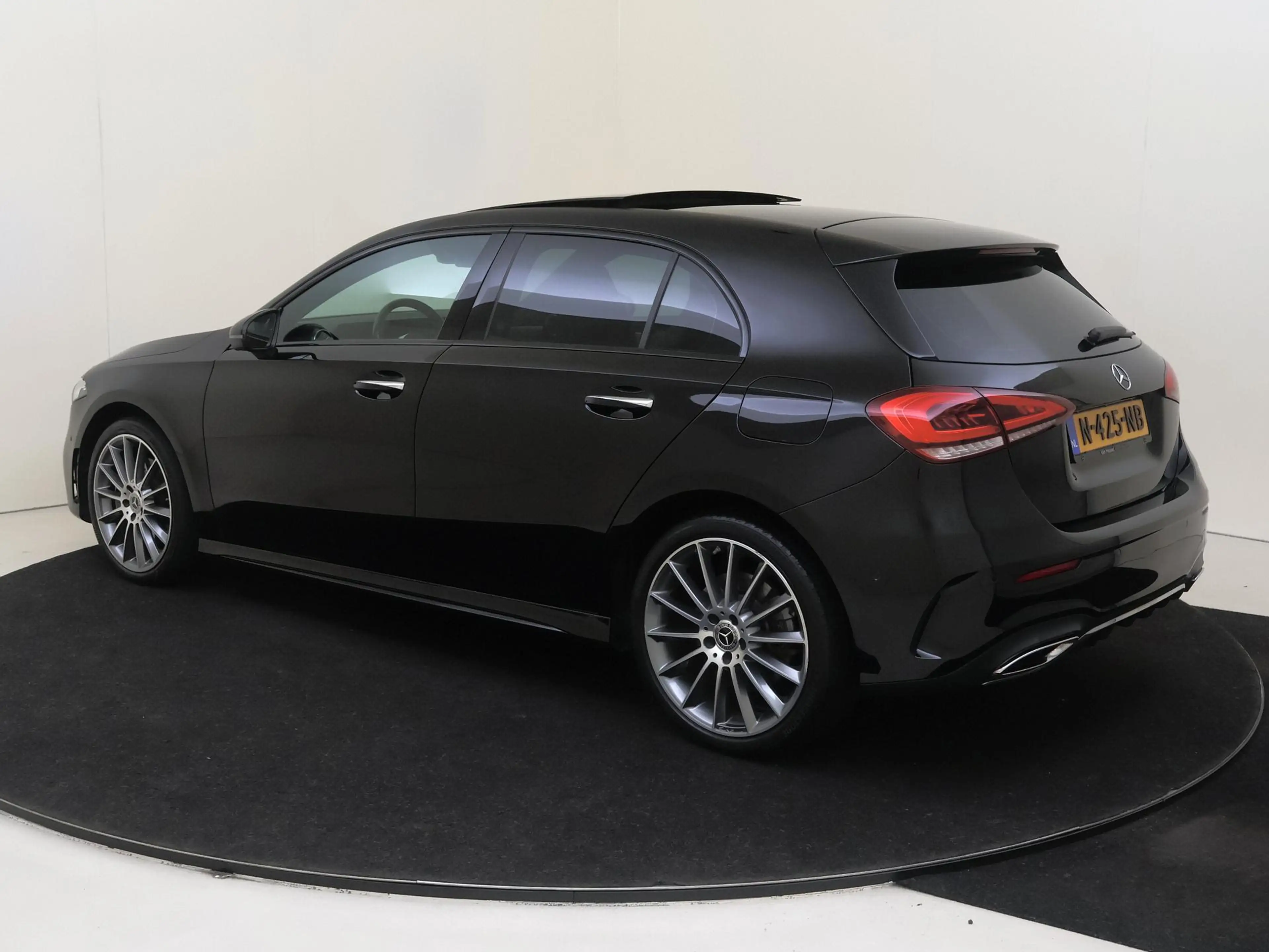 Mercedes-Benz A 250 e Premium Plus — photo 6