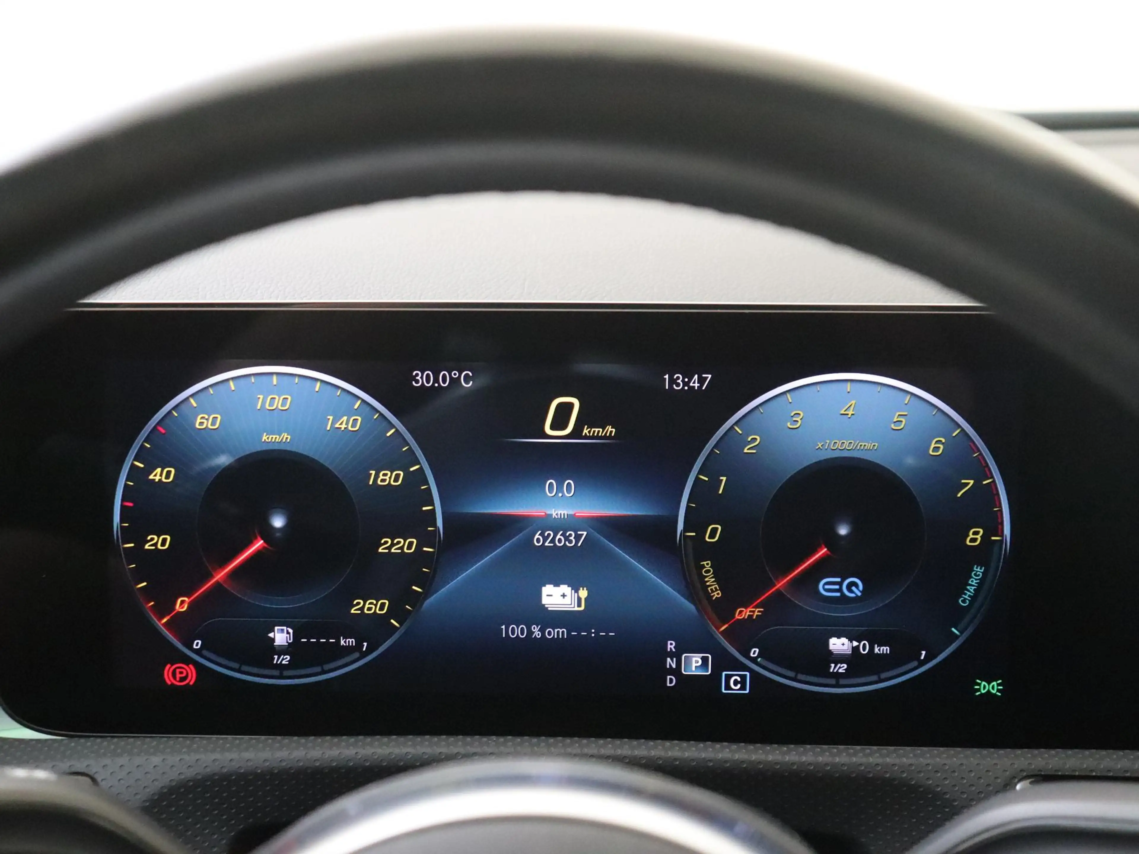 Mercedes-Benz A 250 e Premium Plus — photo 12