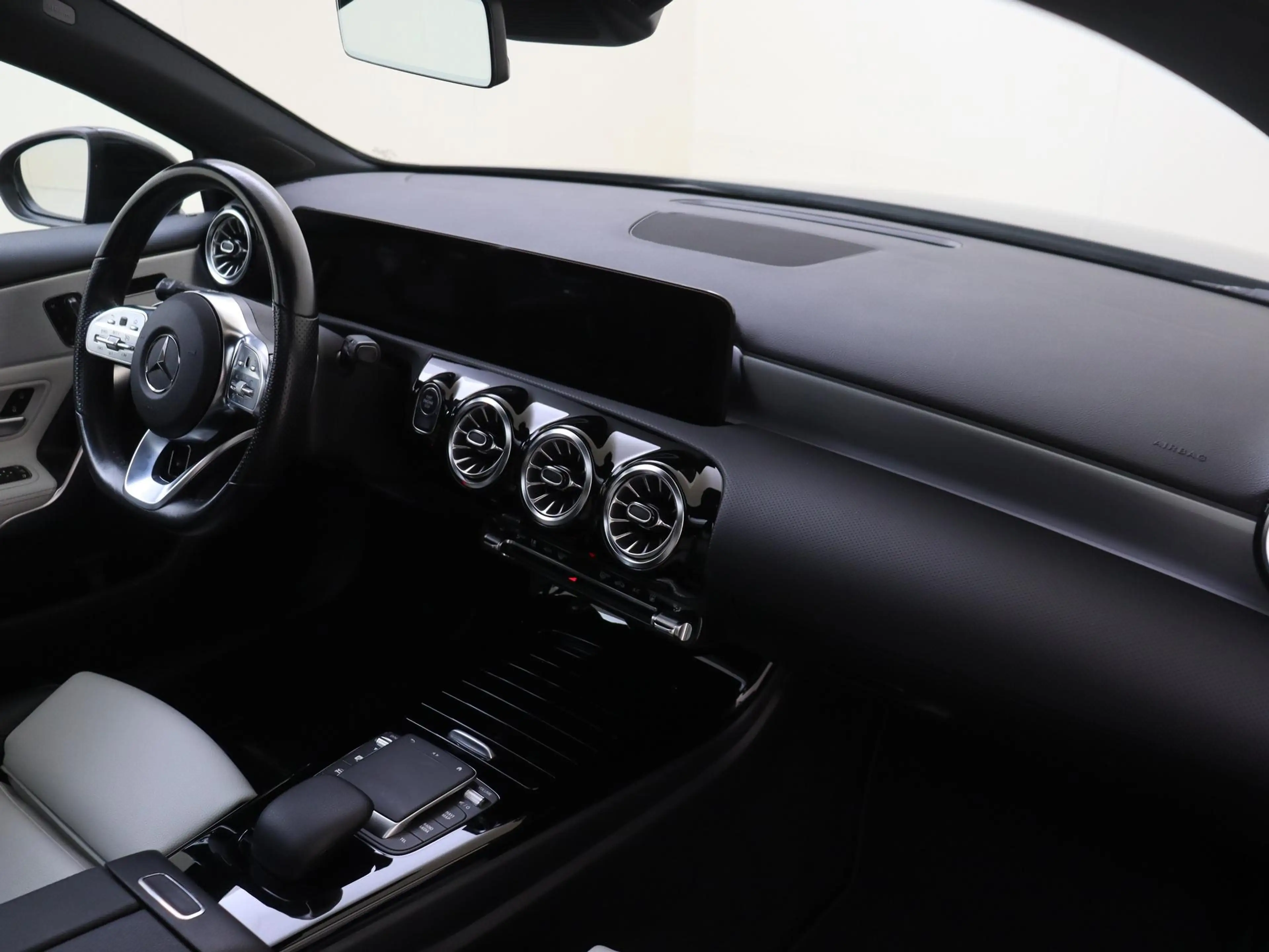 Mercedes-Benz A 250 e Premium Plus — photo 4