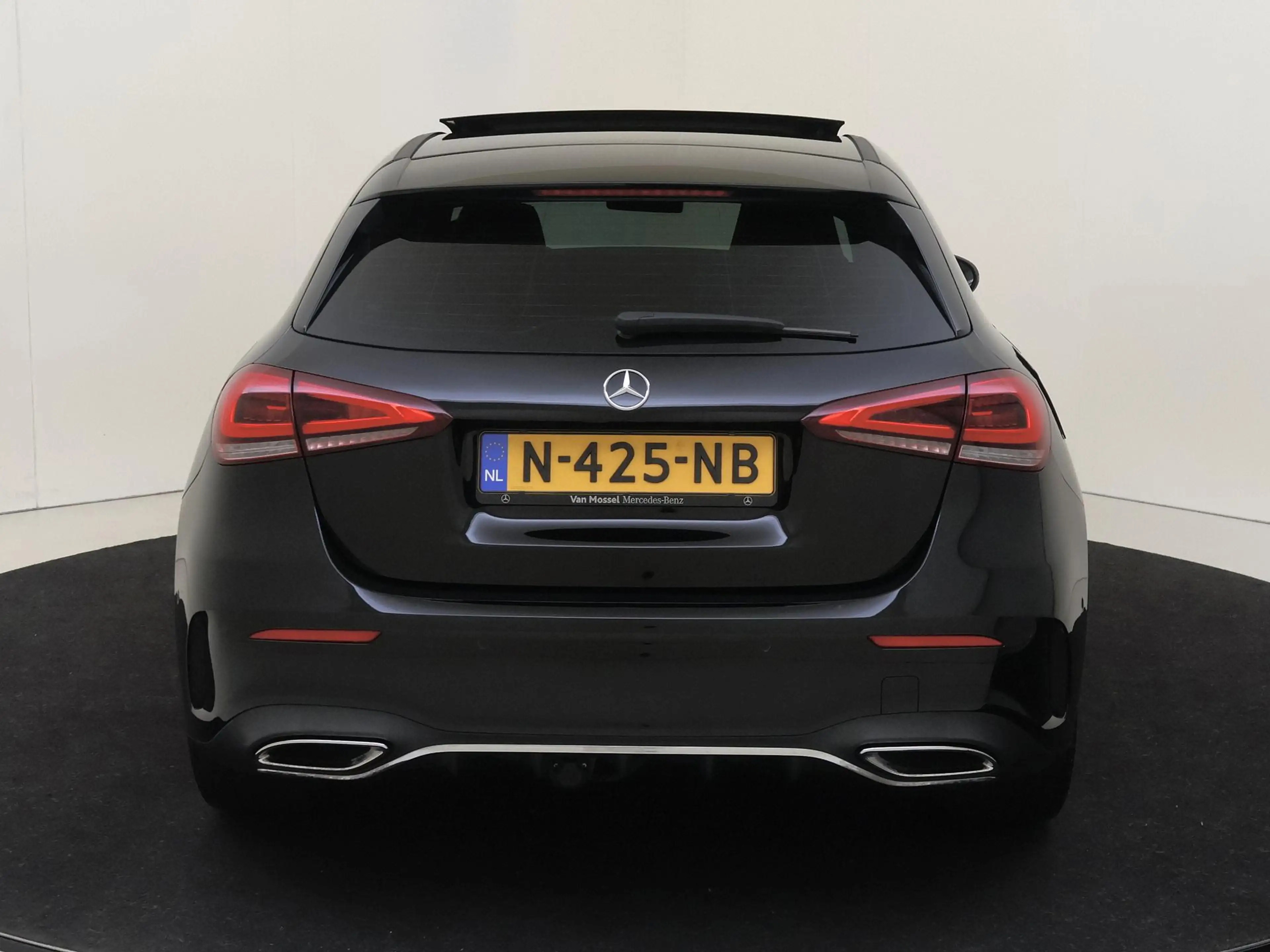 Mercedes-Benz A 250 e Premium Plus — photo 8