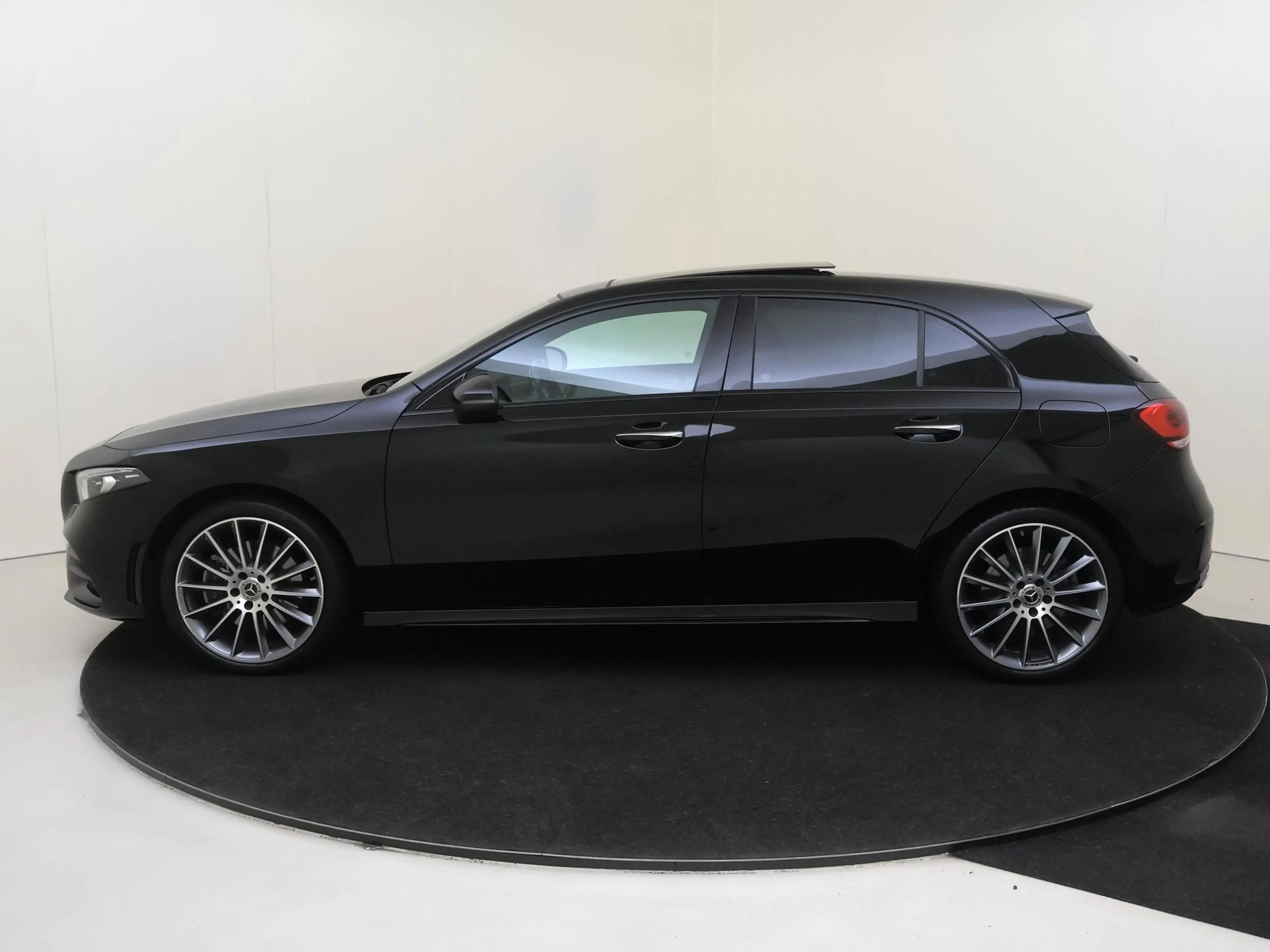 Mercedes-Benz A 250 e Premium Plus — photo 9