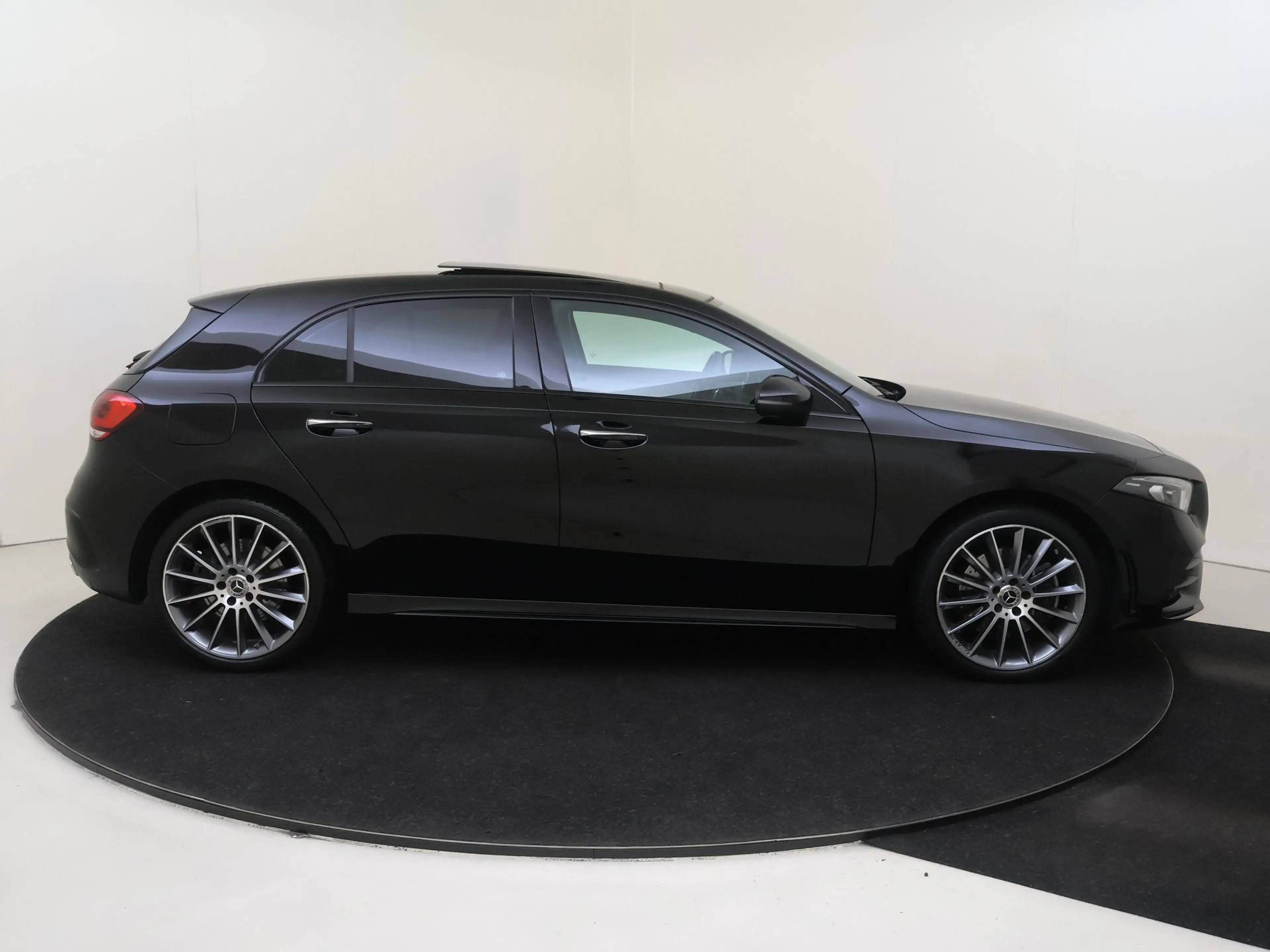 Mercedes-Benz A 250 e Premium Plus — photo 10