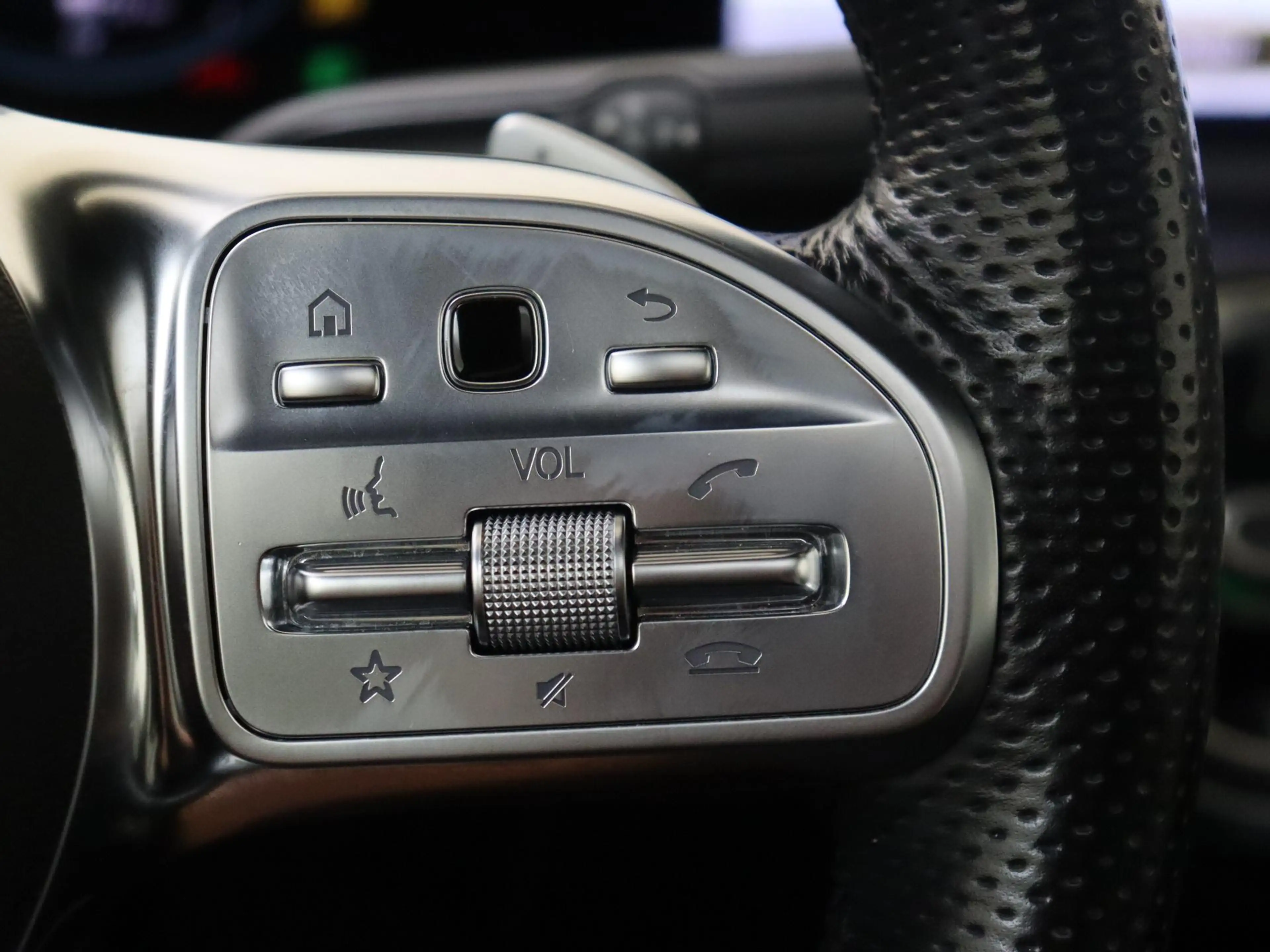 Mercedes-Benz A 250 e Premium Plus — photo 14