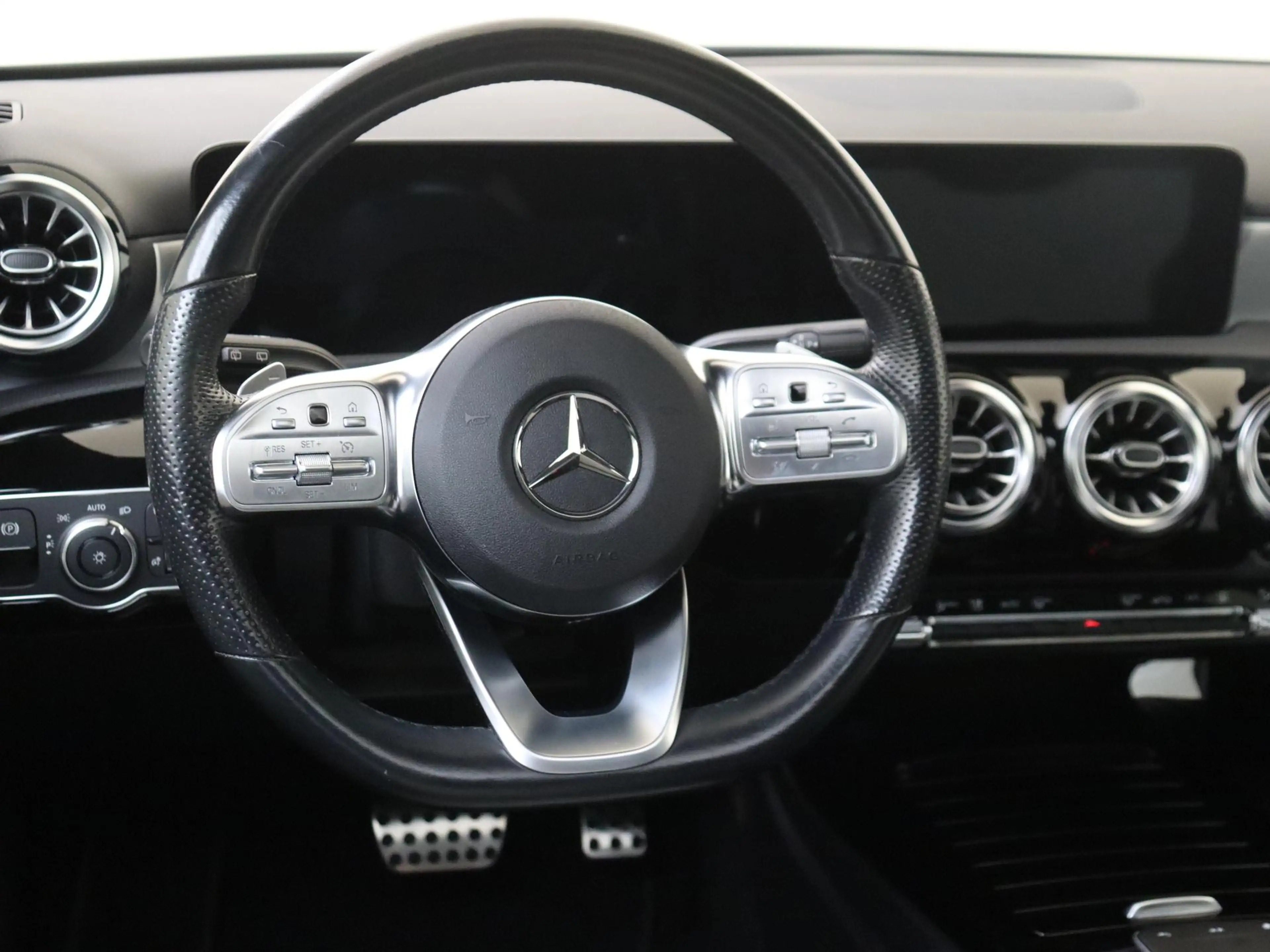Mercedes-Benz A 250 e Premium Plus — photo 11
